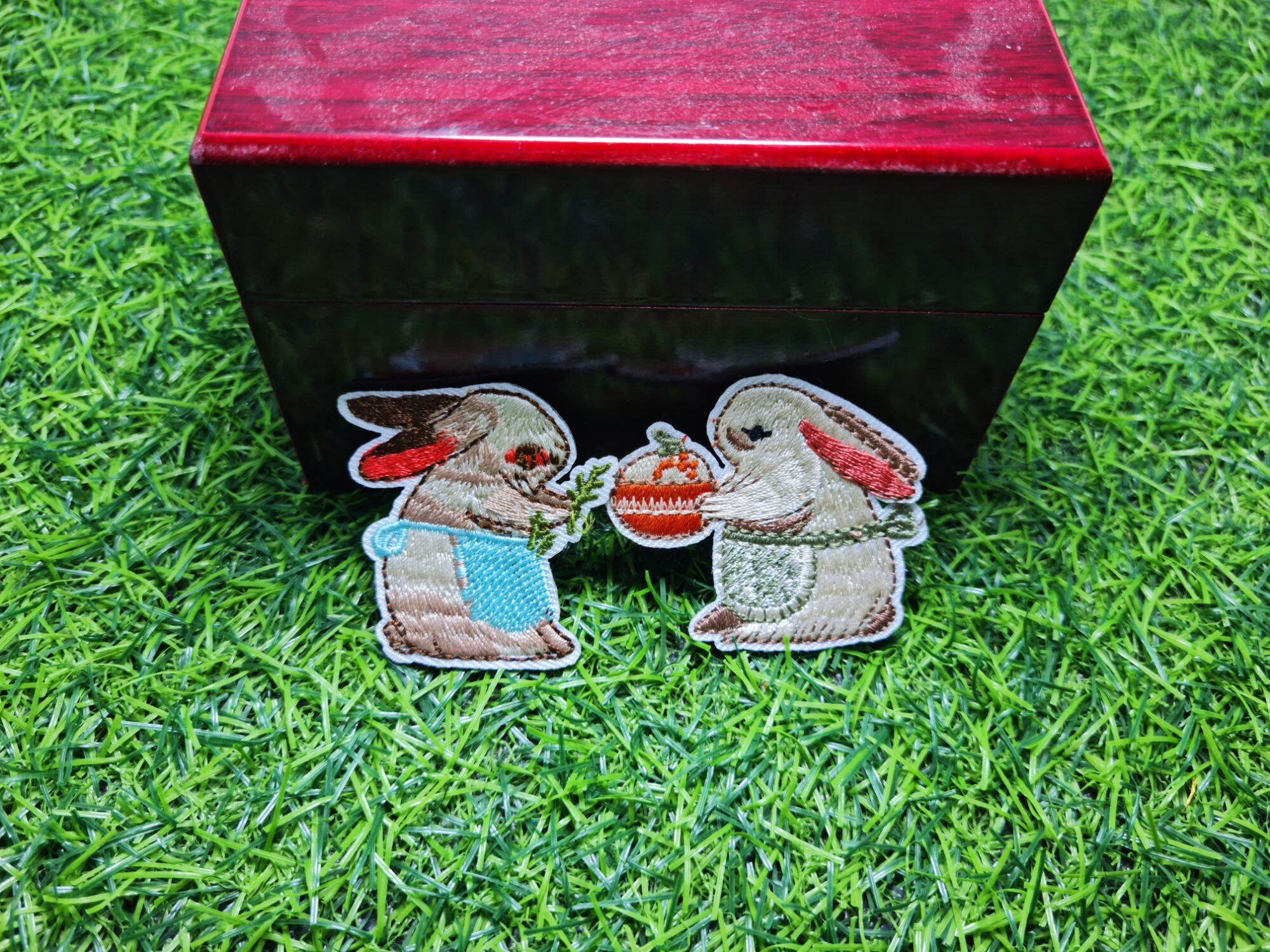 Bộ 2 Miếng Sticker Thêu Ủi Hình Mr.RABBIT Siêu Xinh Xắn