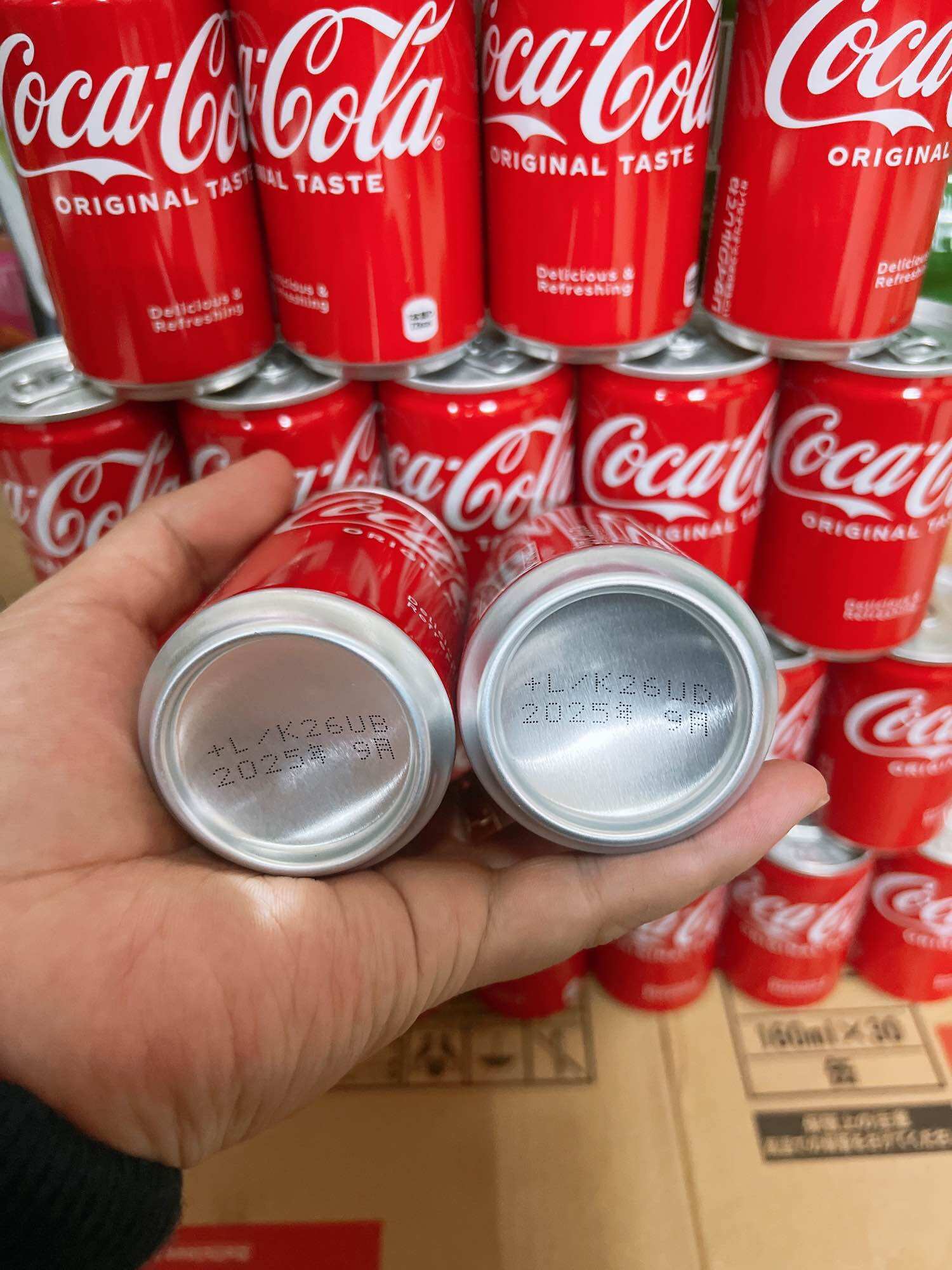 Thùng 30 lon Coca Cola 160ml Nhật Bản.
