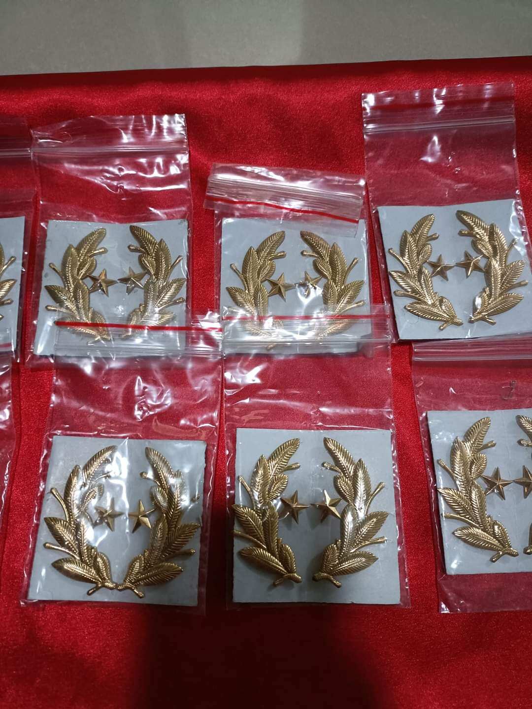Cành tùng cài áo vest