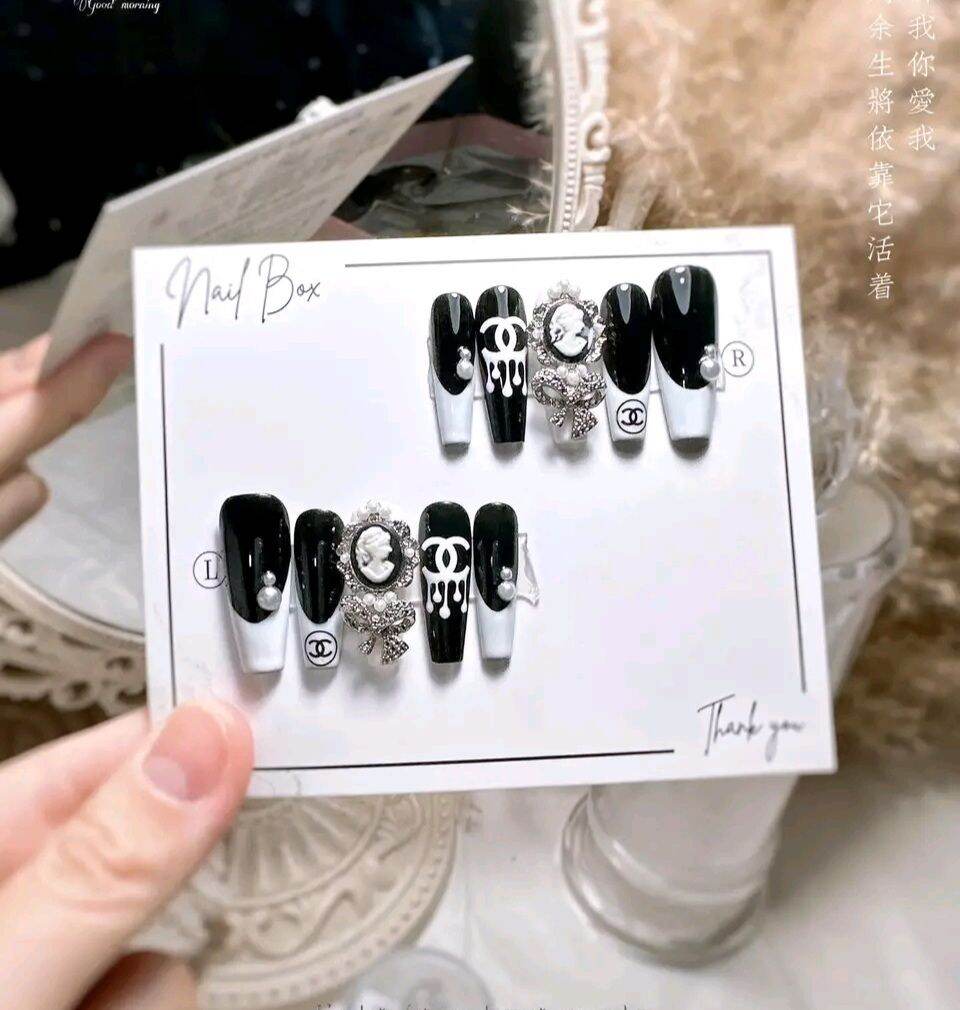 Nailbox thiết kế, màu đen gắn charm đá  107