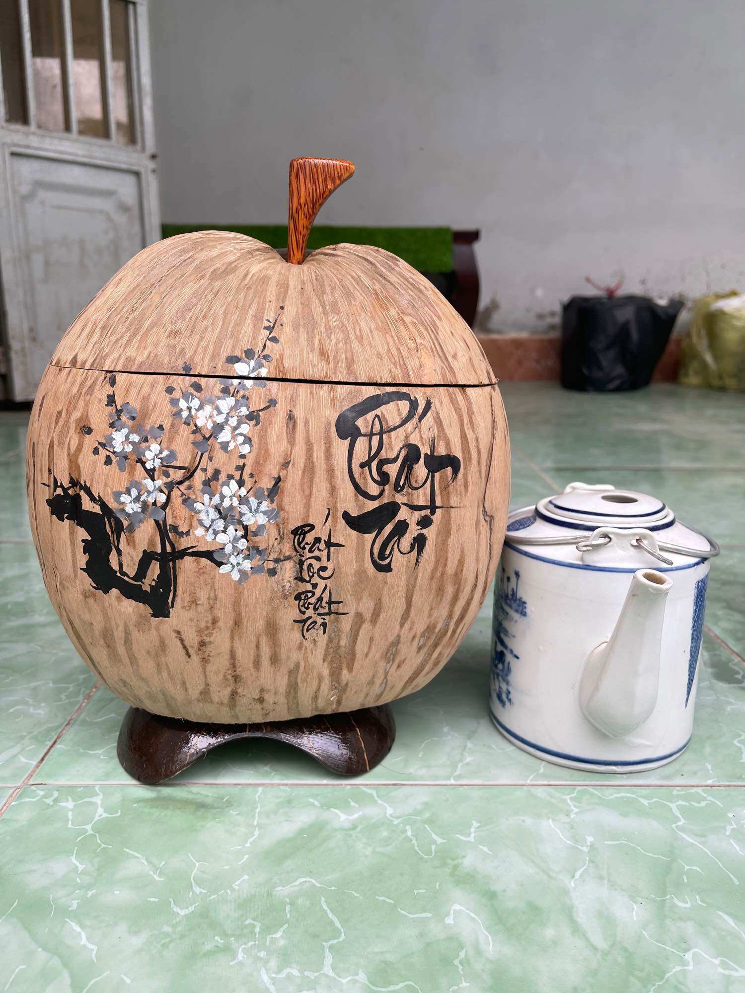 Vỏ dừa ủ ấm trà giừ nhiệt vẽ thư pháp mẫu thô không sơn.