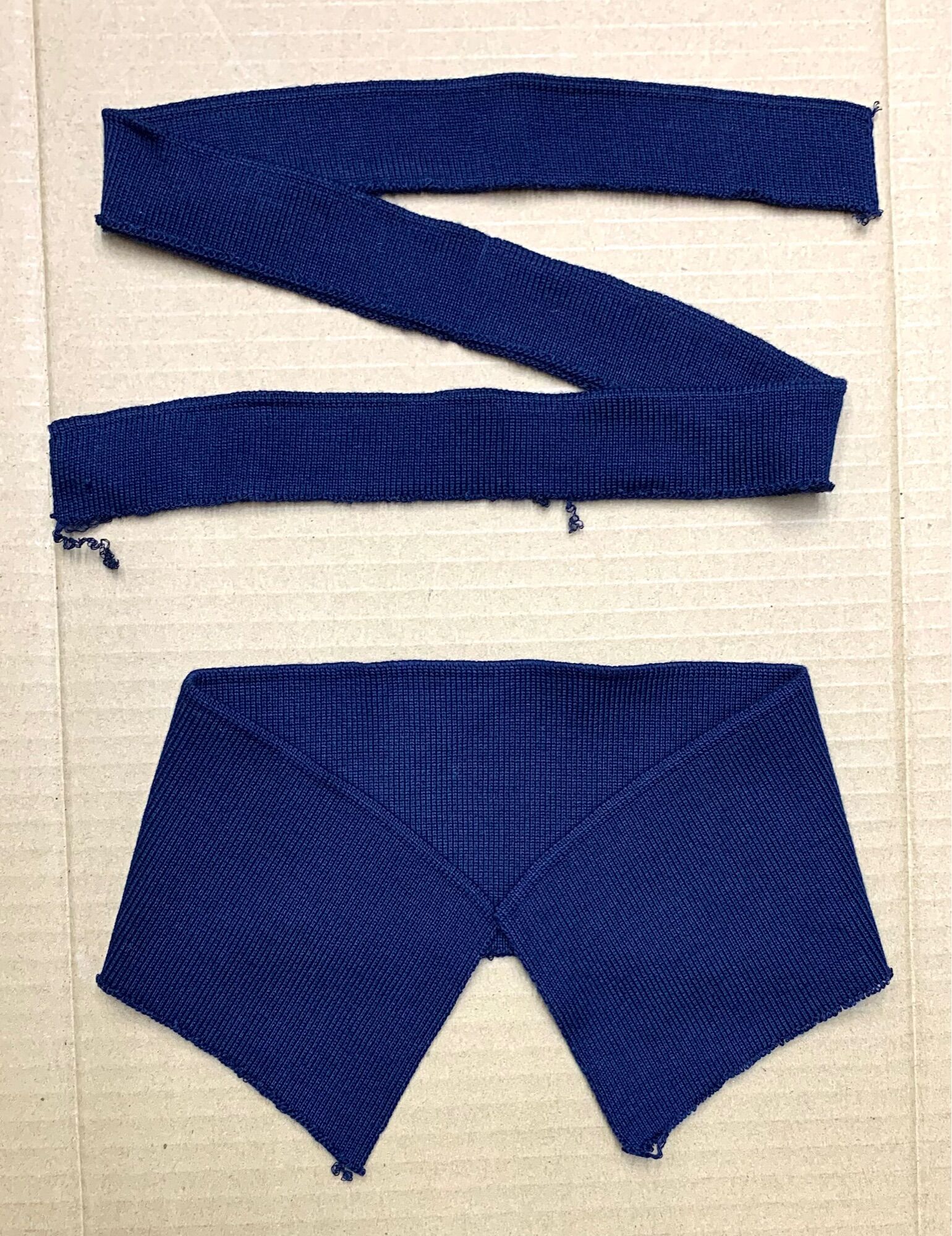 Bộ bo cổ và tay áo thun polo.