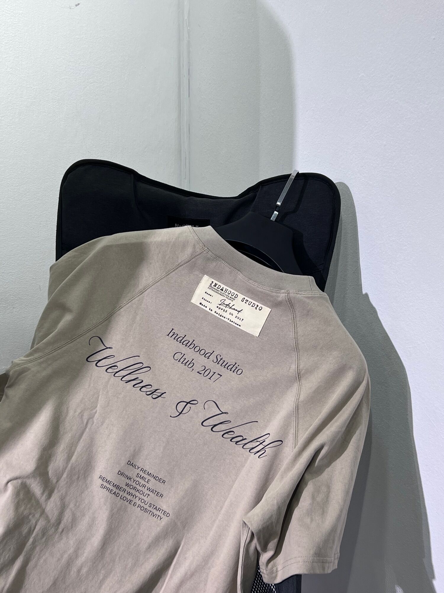 Áo thun INDAHOOD Wellness & Wealth Raglan Oversized Tee