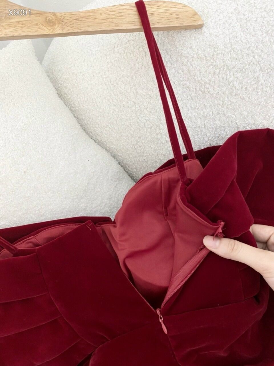 Đầm nhung đỏ 2 dây xoè phồng xếp