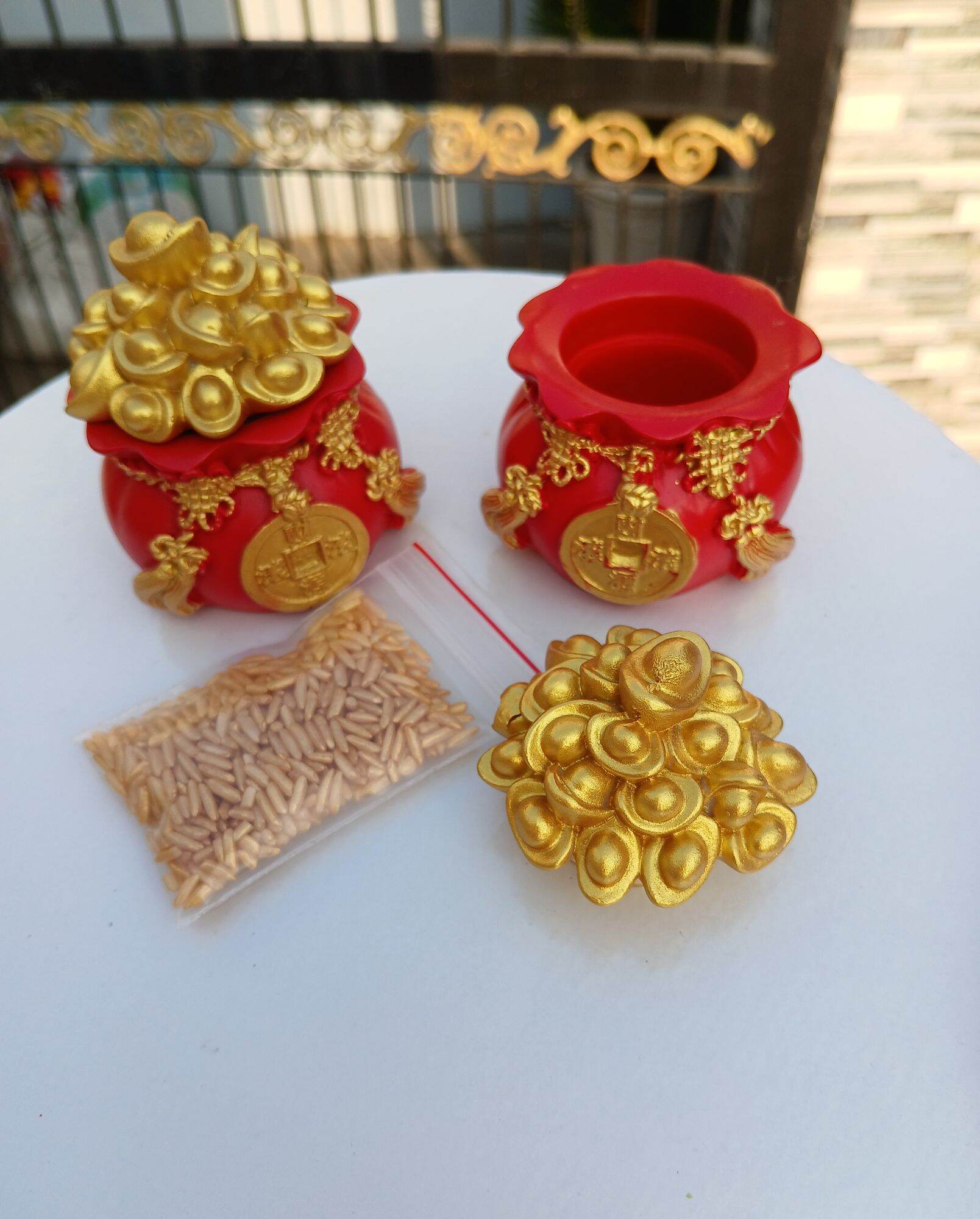 Hũ gạo muối tài lộc để ban thờ thần tài, ông táo