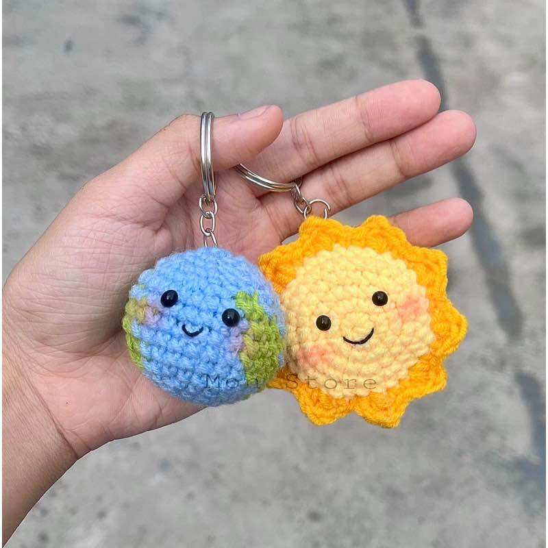 Móc khoá trái đất -mặt trời /móc khoá len handmade