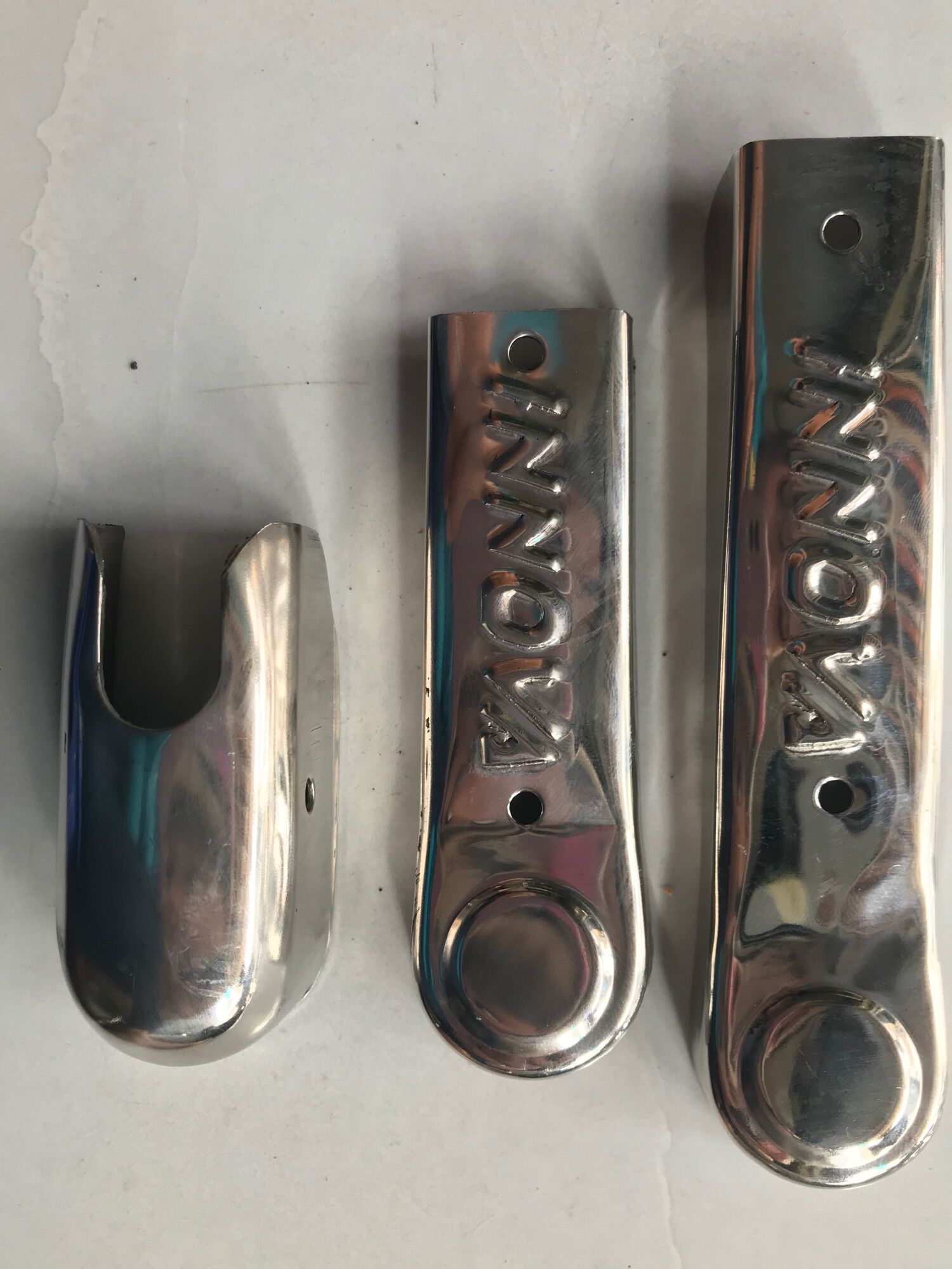 1 cái chụp inox sau gạt mưa innova