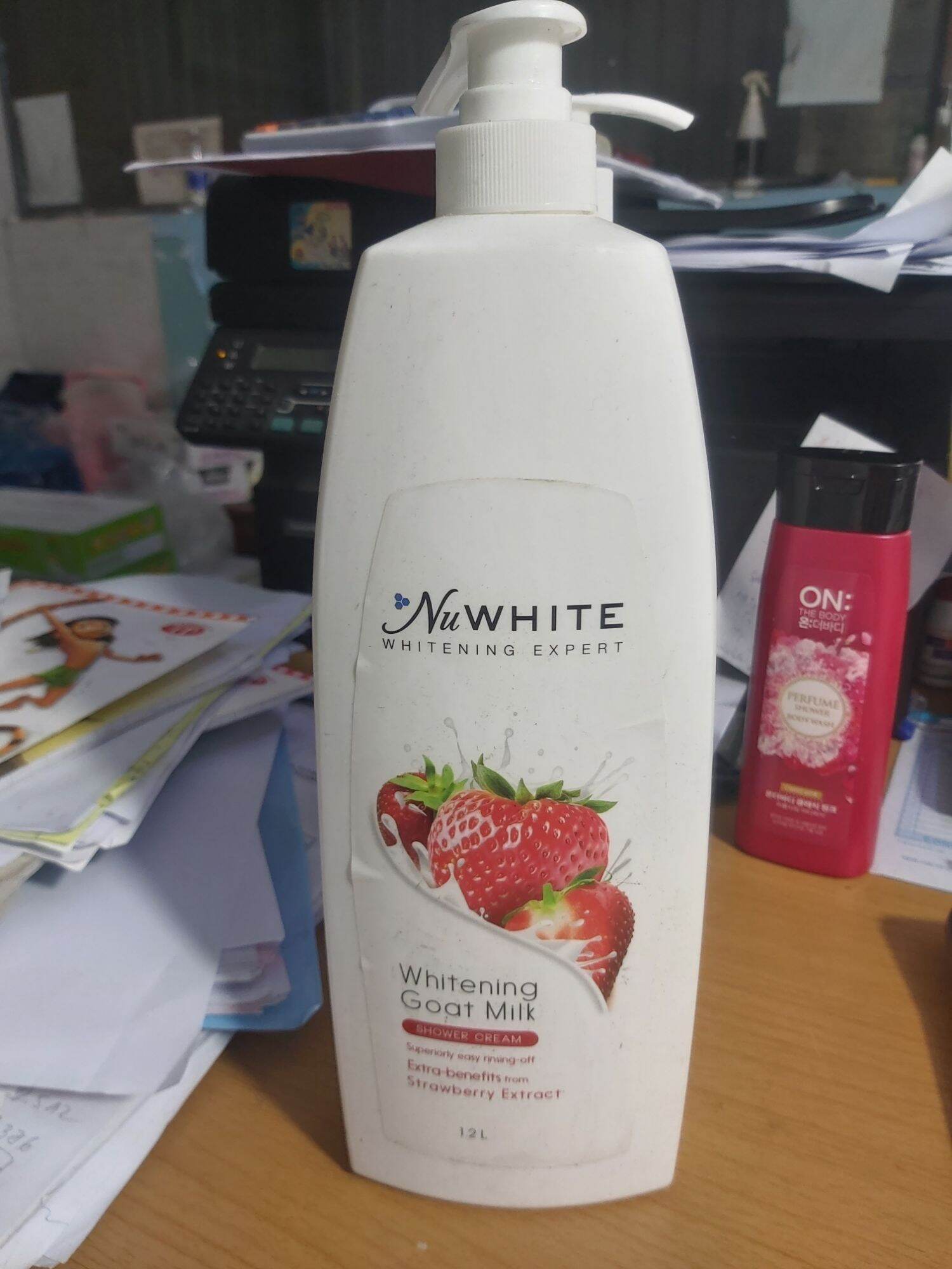 Sữa Tắm NuWhite Trắng Da Sữa Dê Whitening tinh chất sữa dê hương dâu tây 1.2L