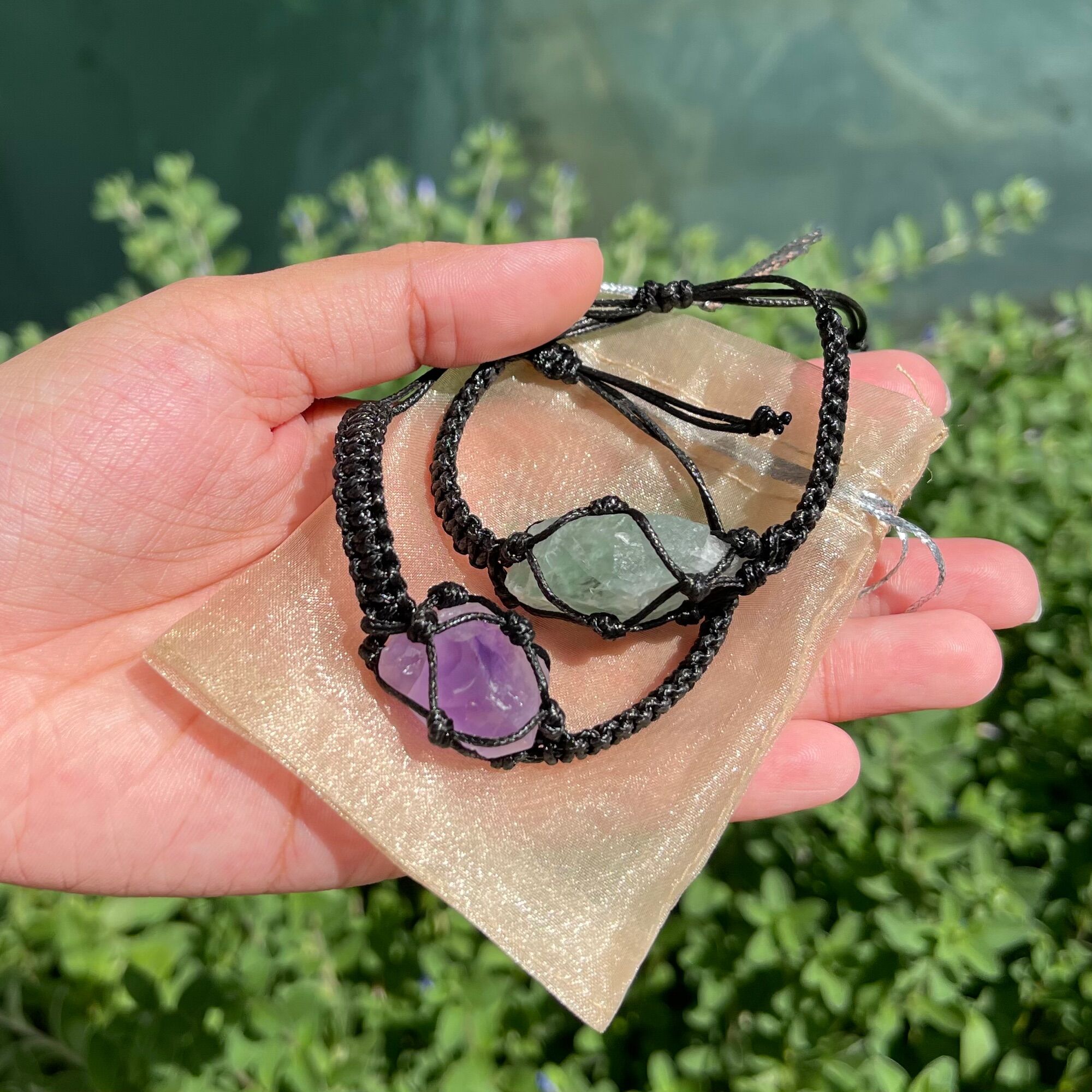 Vòng tay thạch anh tím amethyst macrame hỗ trợ thu hút tài lộc và tăng trực giác