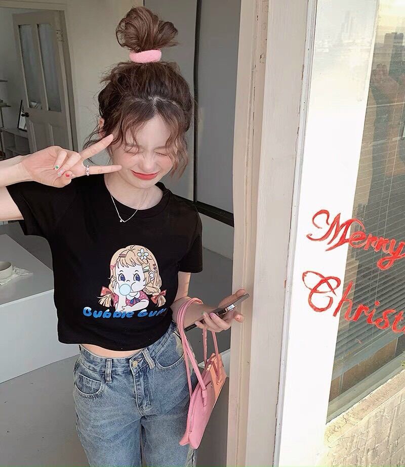 Áo croptop cô bé tóc vàng thổi bóng BG