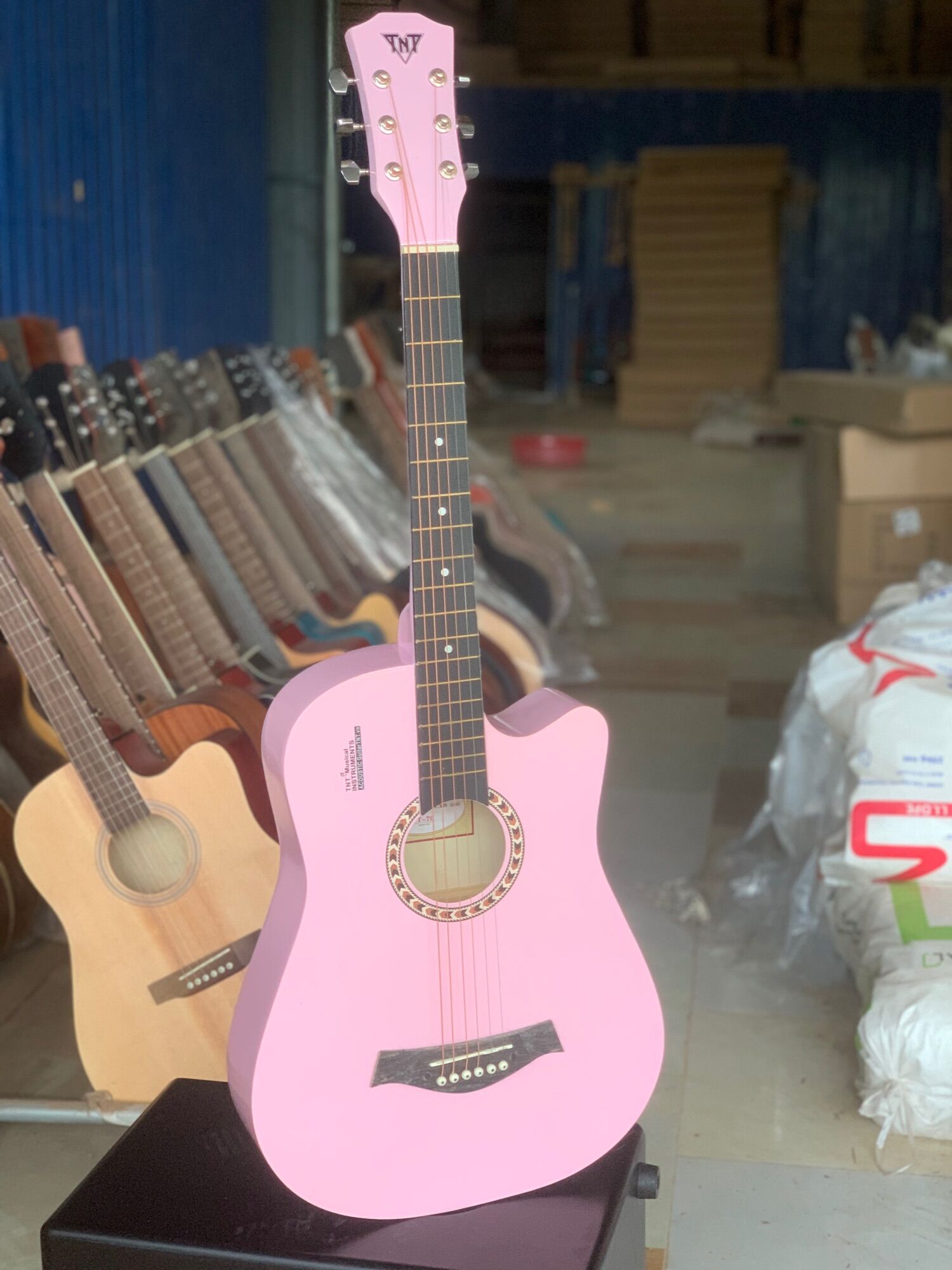 Guitar acoustic T70 nhiều phần quà hấp phụ kiện cho khách hàng thân yêu