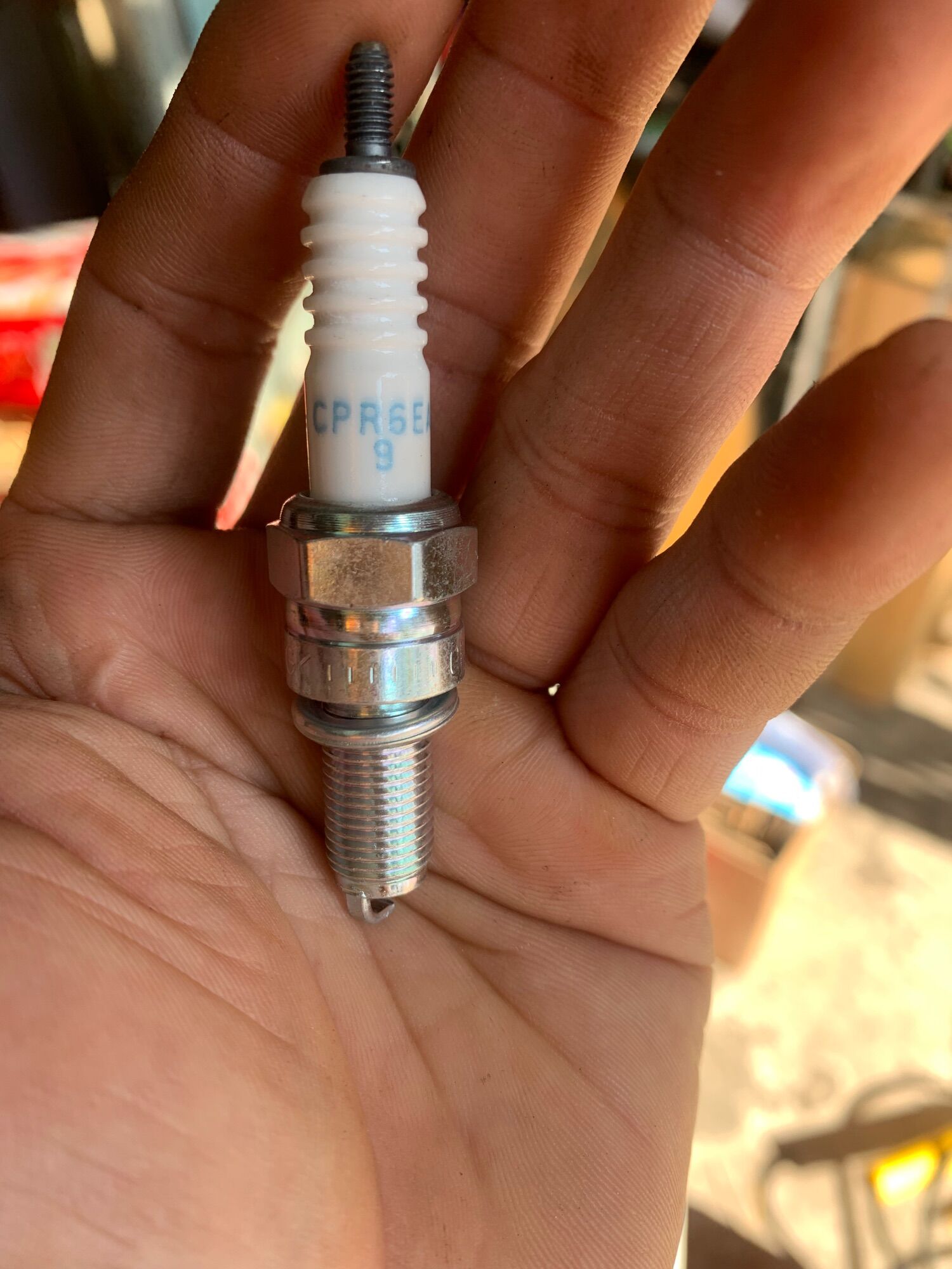 bugi xe máy chân ngắn C5 - C6 - C7 - chân dài (NGK)