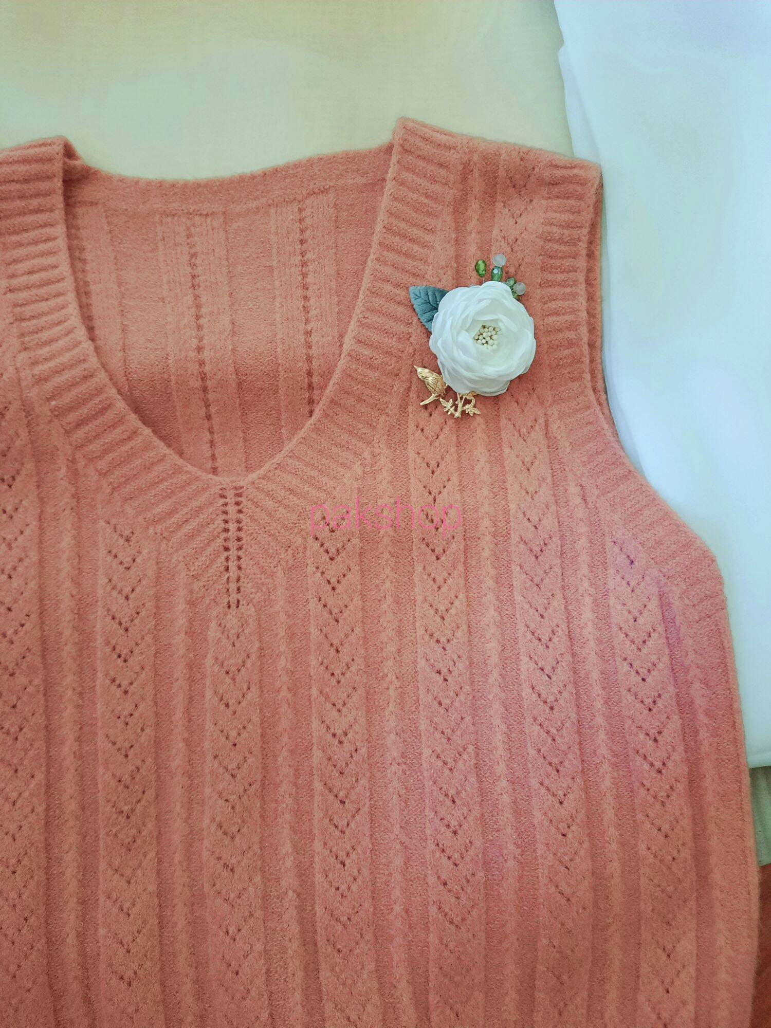 Hoa cài áo handmade cành hồng lụa trắng cỡ 6,5cm