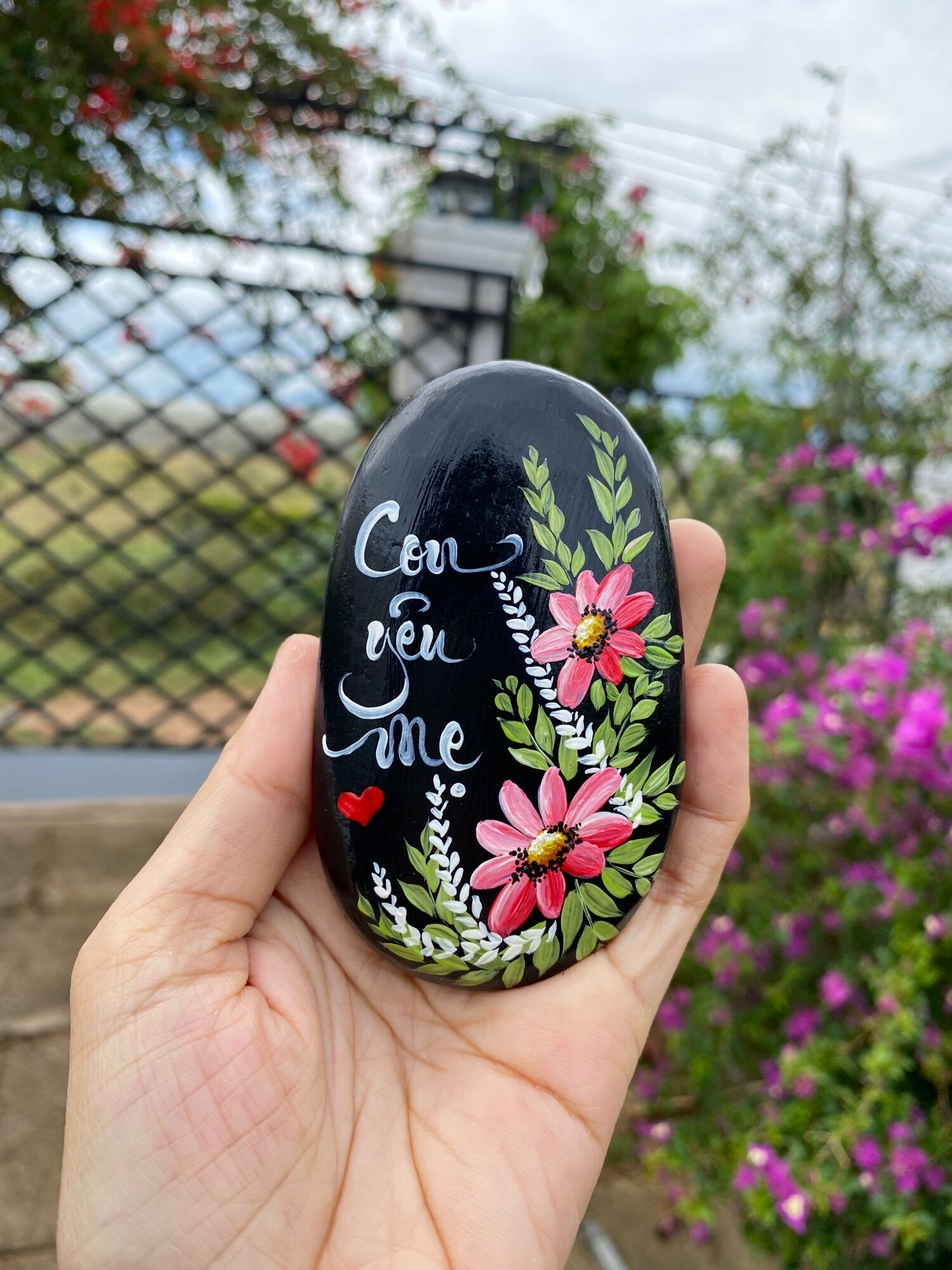 Tranh đá cuội chữ con yêu mẹ tặng kèm túi voan dây rút siêu xinh