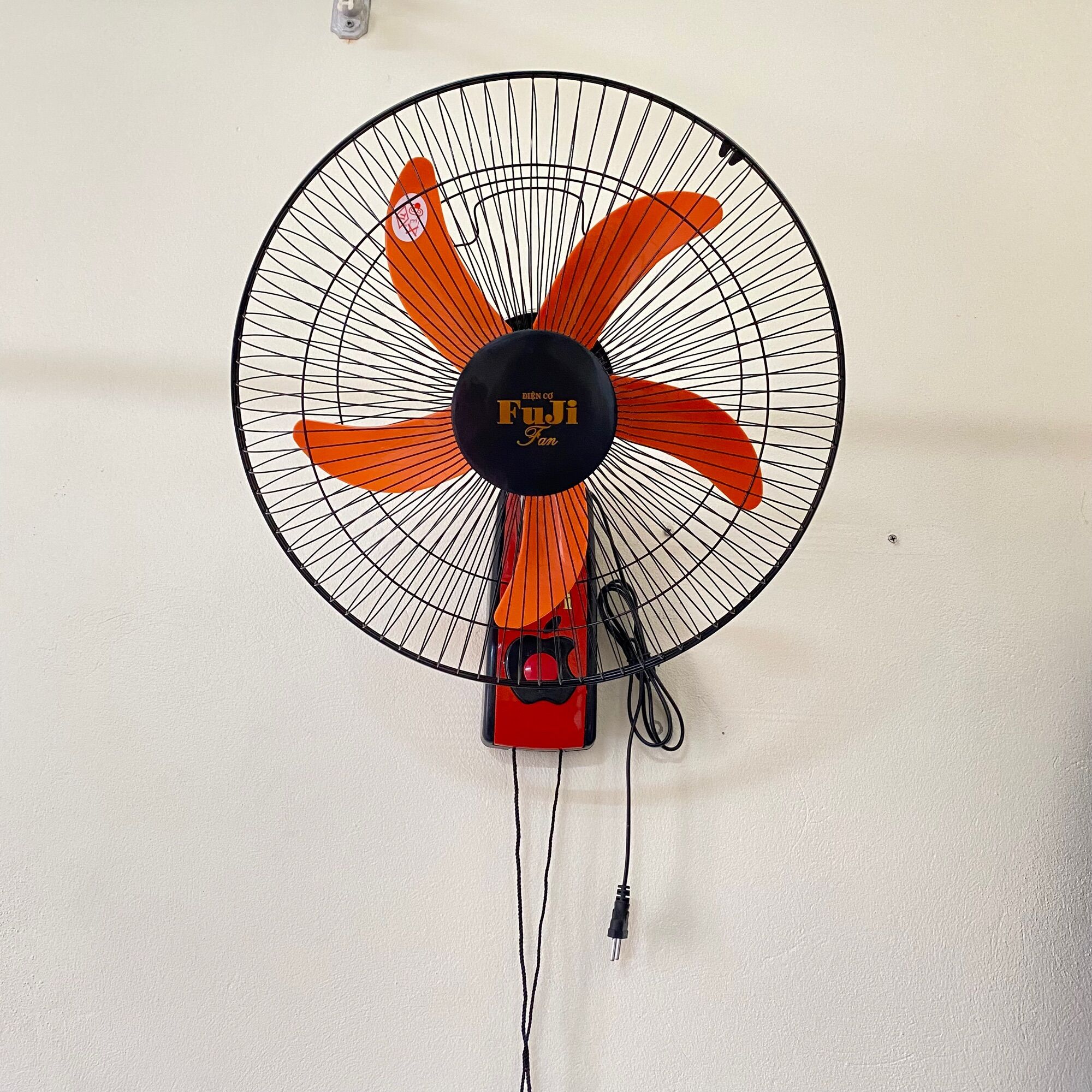Quạt treo tường b400 2 dây rút sử dụng tup năng điện - bảo hành 12 tháng