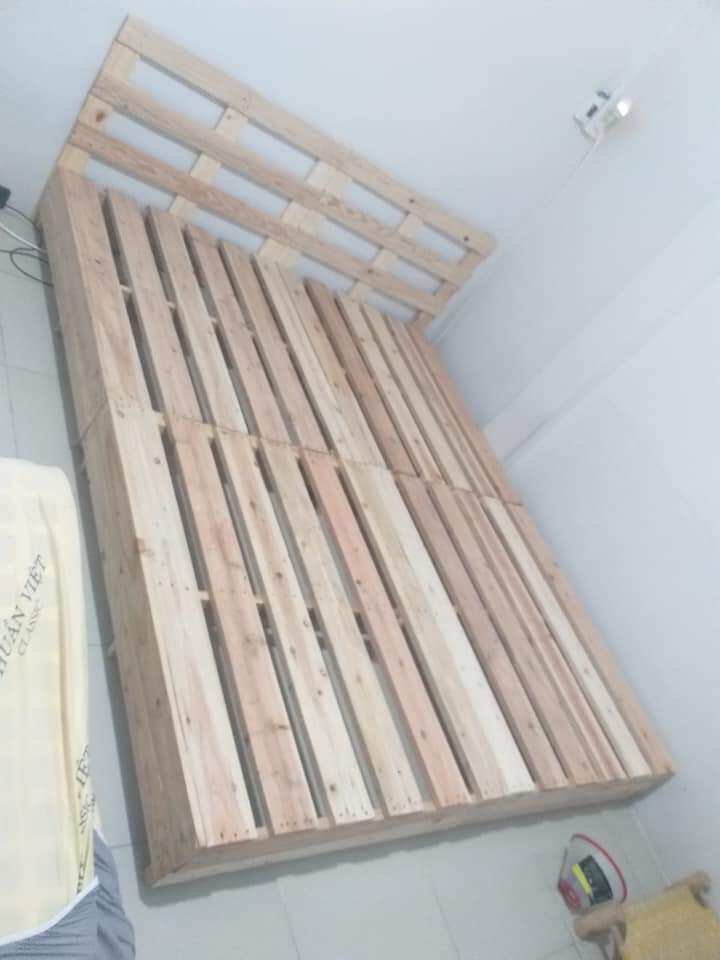 giường pallet gỗ thông kín chân có đầu giường cao 10cm