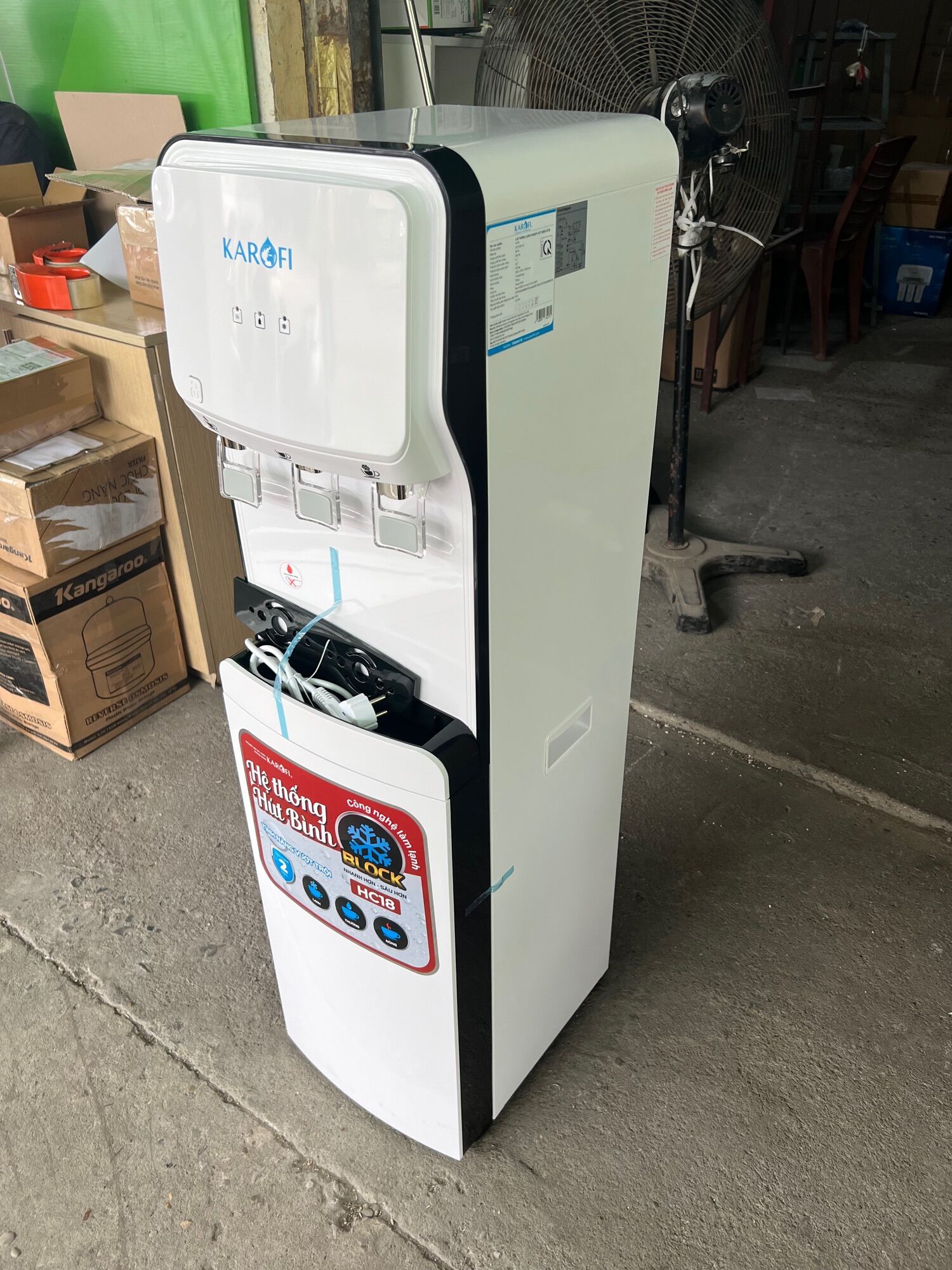 Cây nước nóng lạnh hút bình Karofi HC18