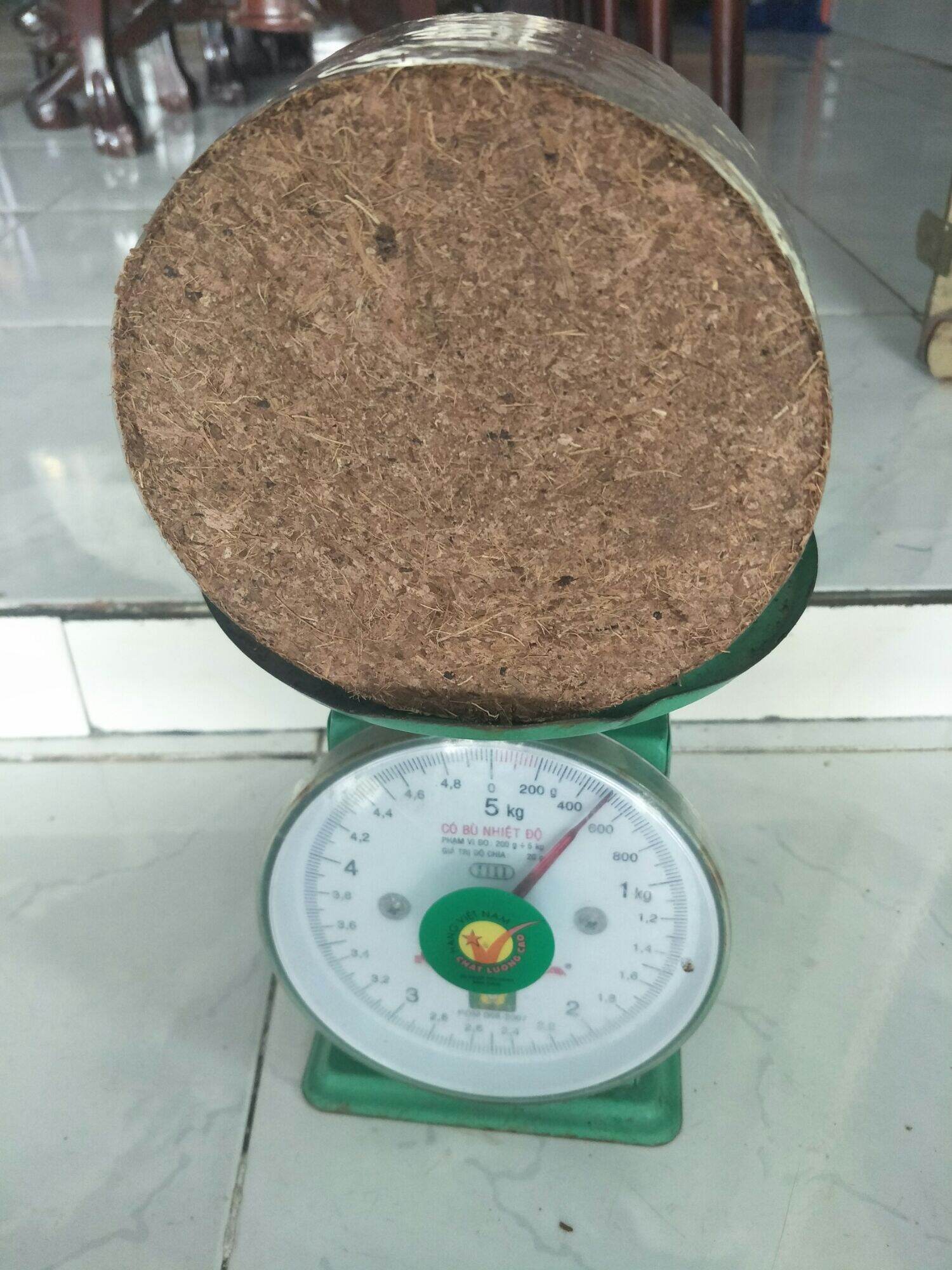Bánh nén xơ dừa đã qua xử lý.  bao gồm 75% mụn dừa đã xử lý và 25% phân vi sinh.