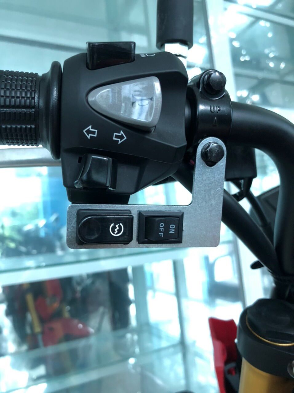 Pas chế gắn nút công tắc các loại xe