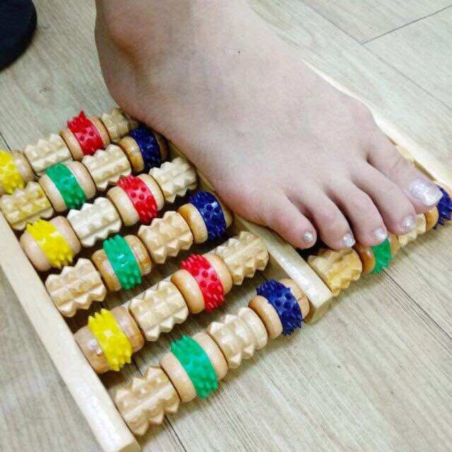 Dụng cụ massage chân bằng gỗ