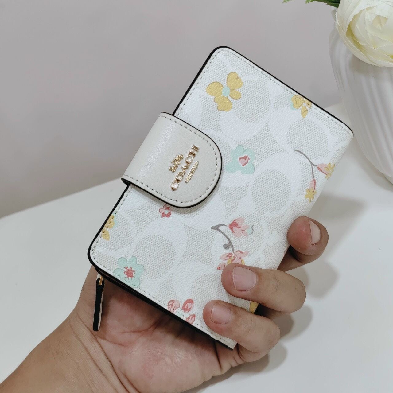 VÍ C🅾️ACH 💥 Medium Corner Zip Wallet siêu sang