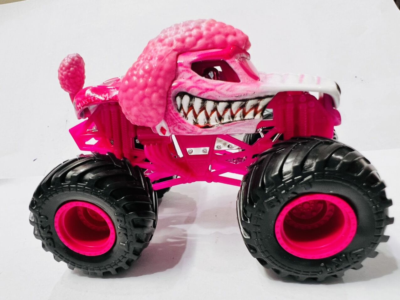 Xe Monster Jam chó xù màu hồng 1:64