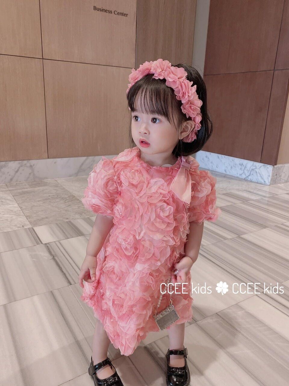 Đầm hoa nổi kèm cài tóc màu hồng bé gái