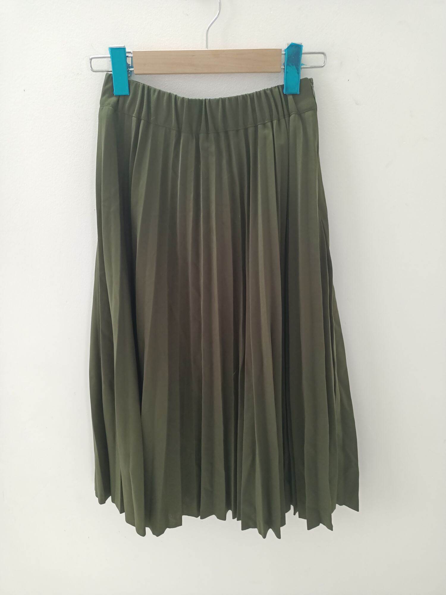 chân váy xếp ly màu rêu size S, có lưng chun