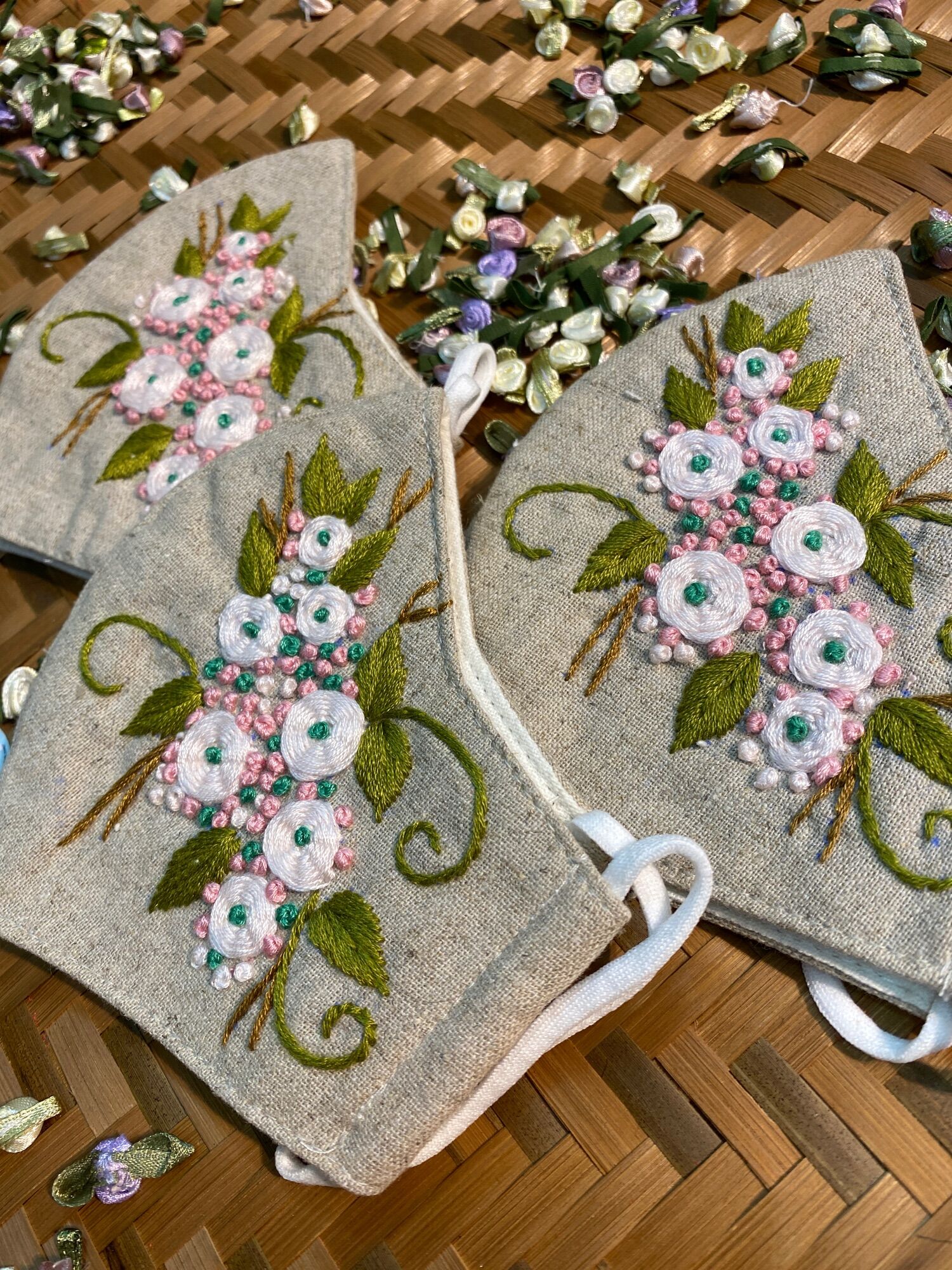 Khẩu trang thêu tay vải linen (handmade by Pong)