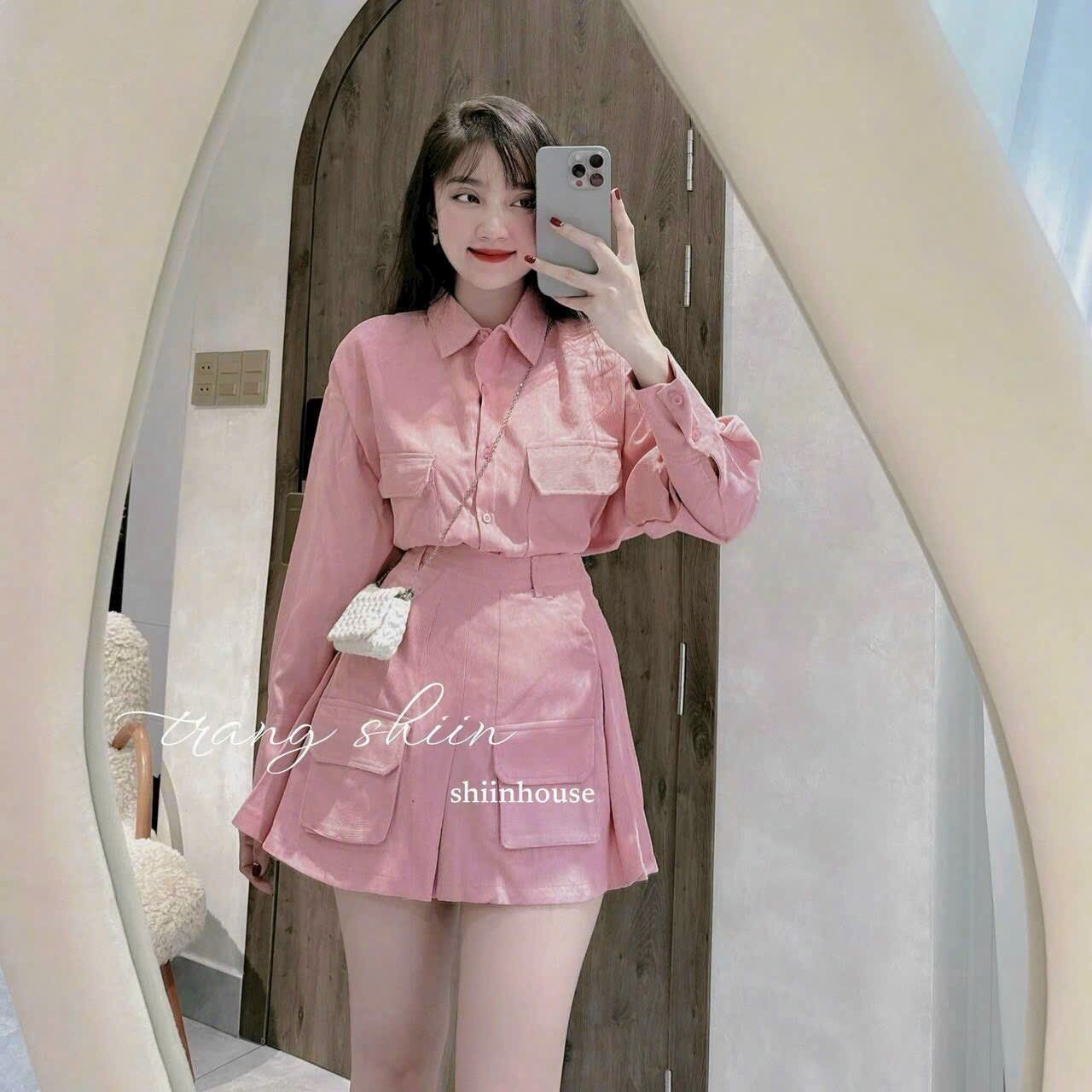 Set áo dài tay và chân váy ngắn trẻ trung vải nhung tăm