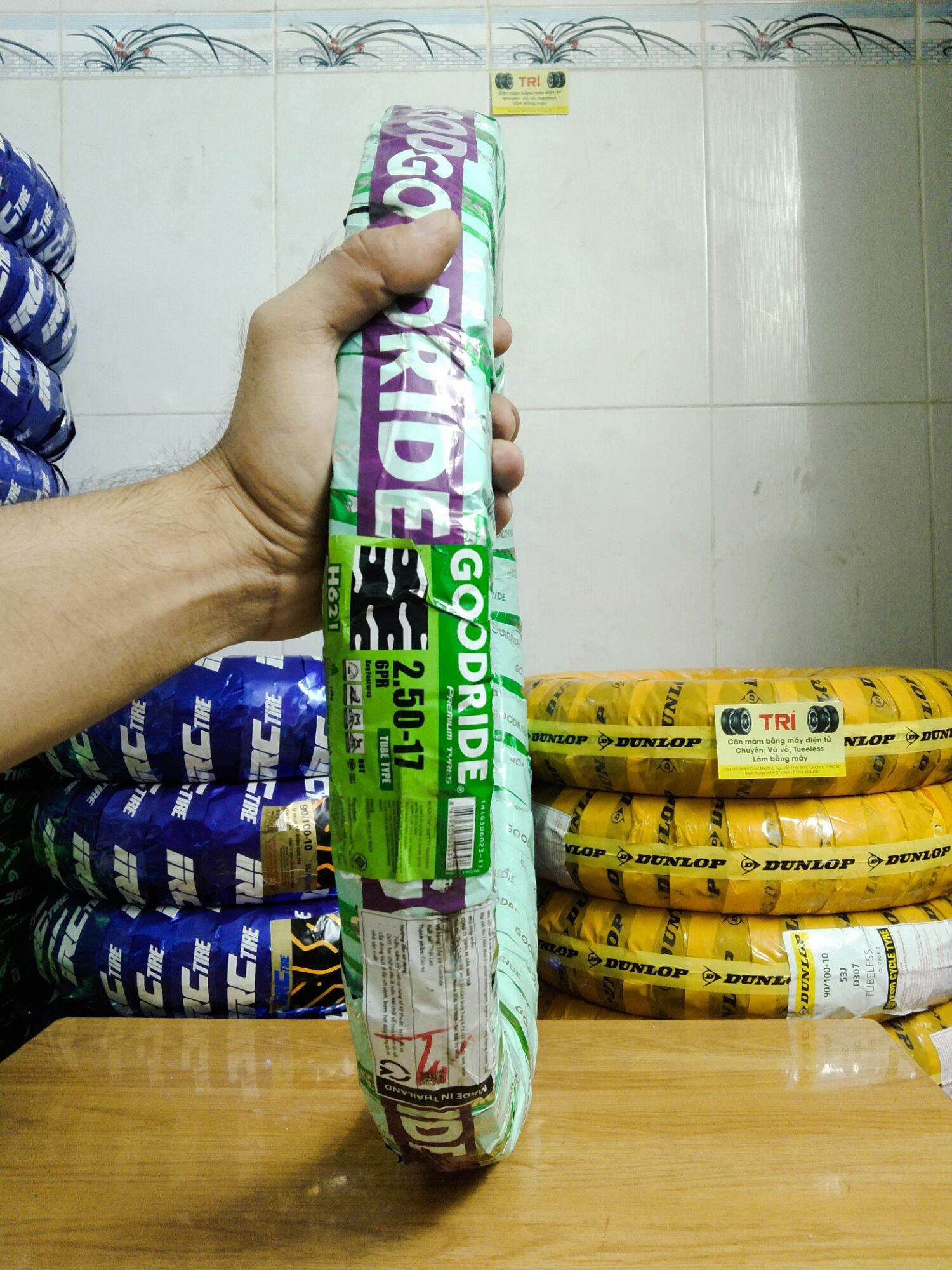 Lốp sau chuyên tải nặng cho xe Honda Dream chở hàng hiệu Good Ride size 2.50-17 (6PR) mã gai H621 , nhập khẩu Thái Lan.