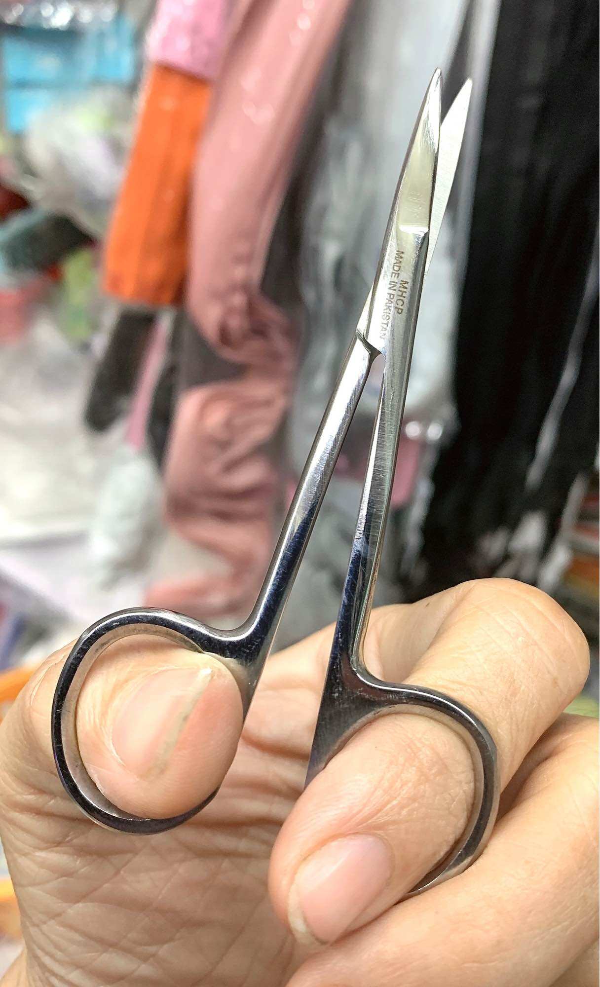 Kéo inox có loại mũi thẳng và mũi cong dài 10,5cm, kéo tốt của Pakistan