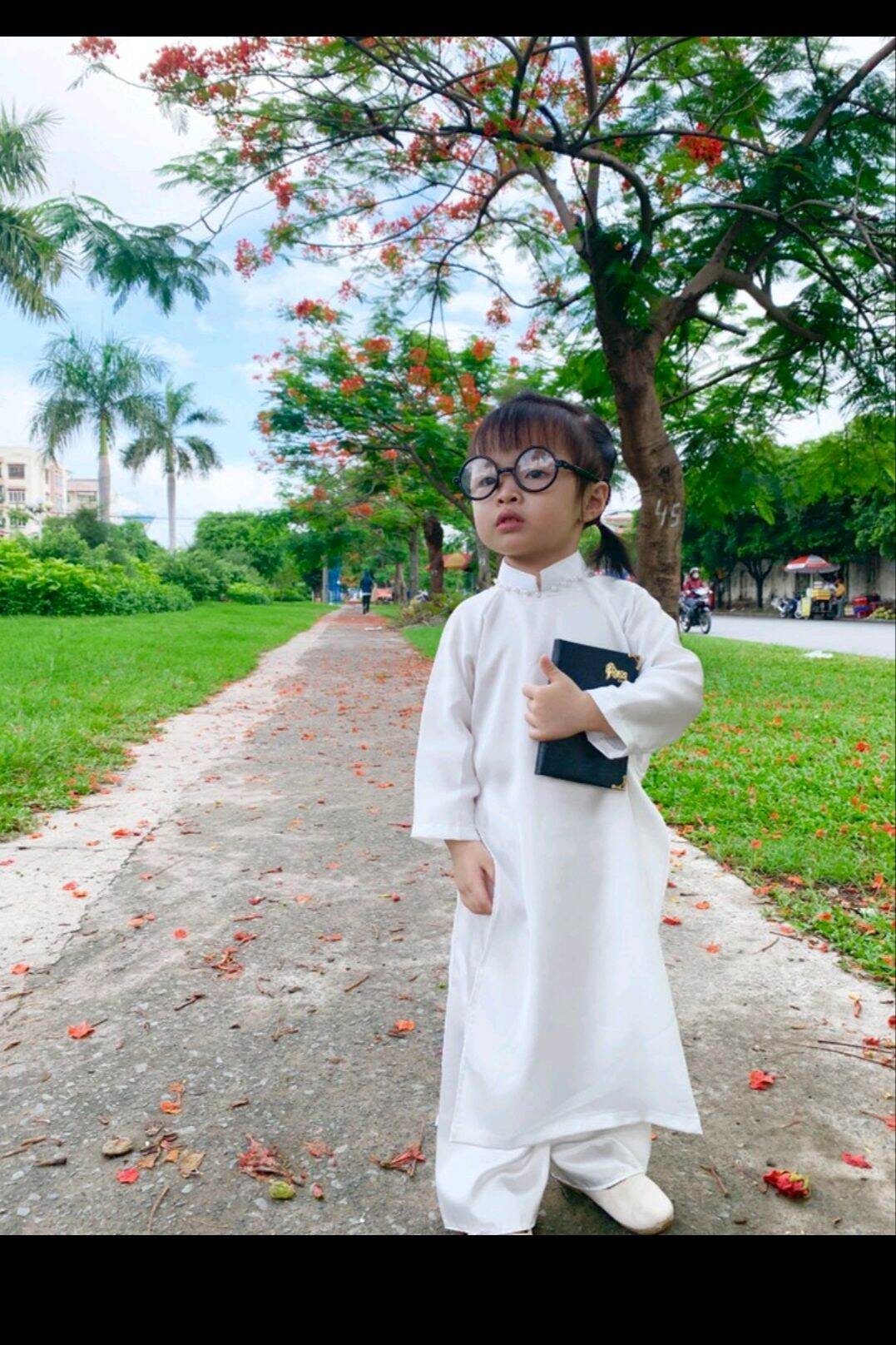 Áo dài trắng cho bé