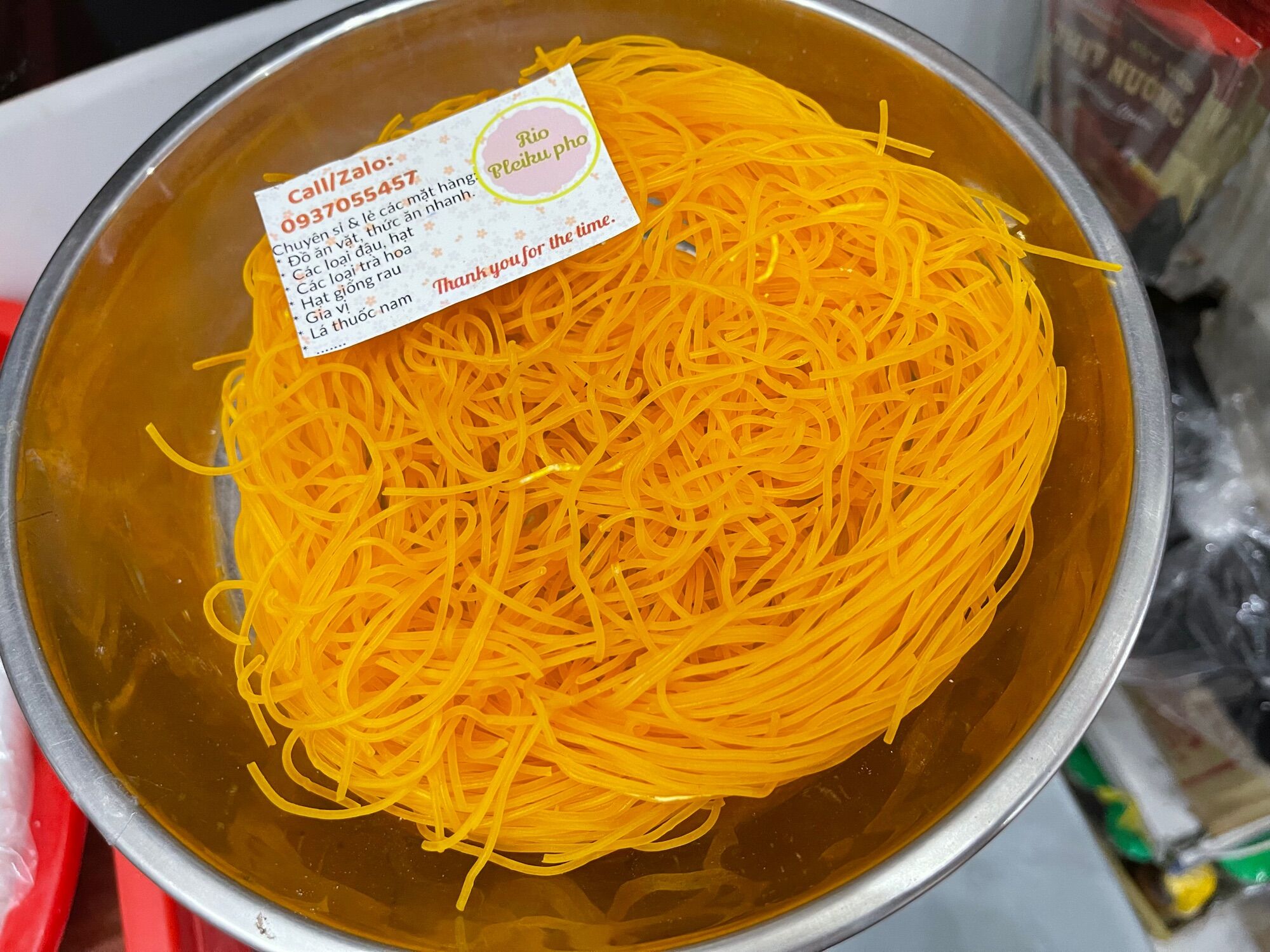 1 vắt mì vàng khoanh