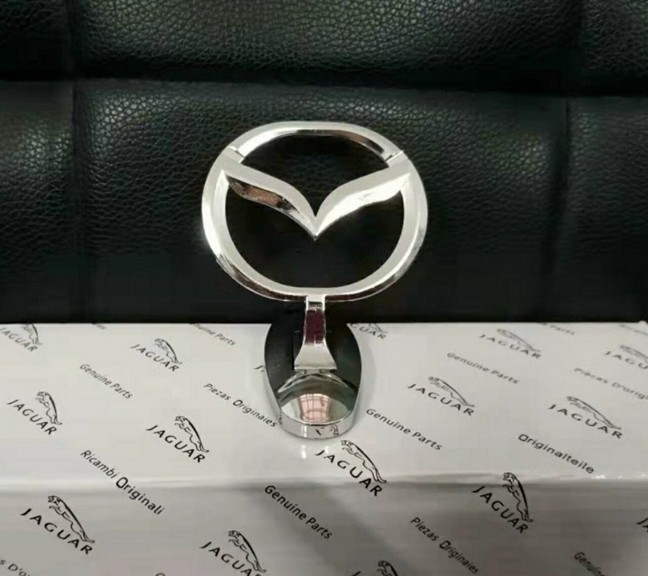 Logo hãng xe nhỏ gắn mui xe hơi