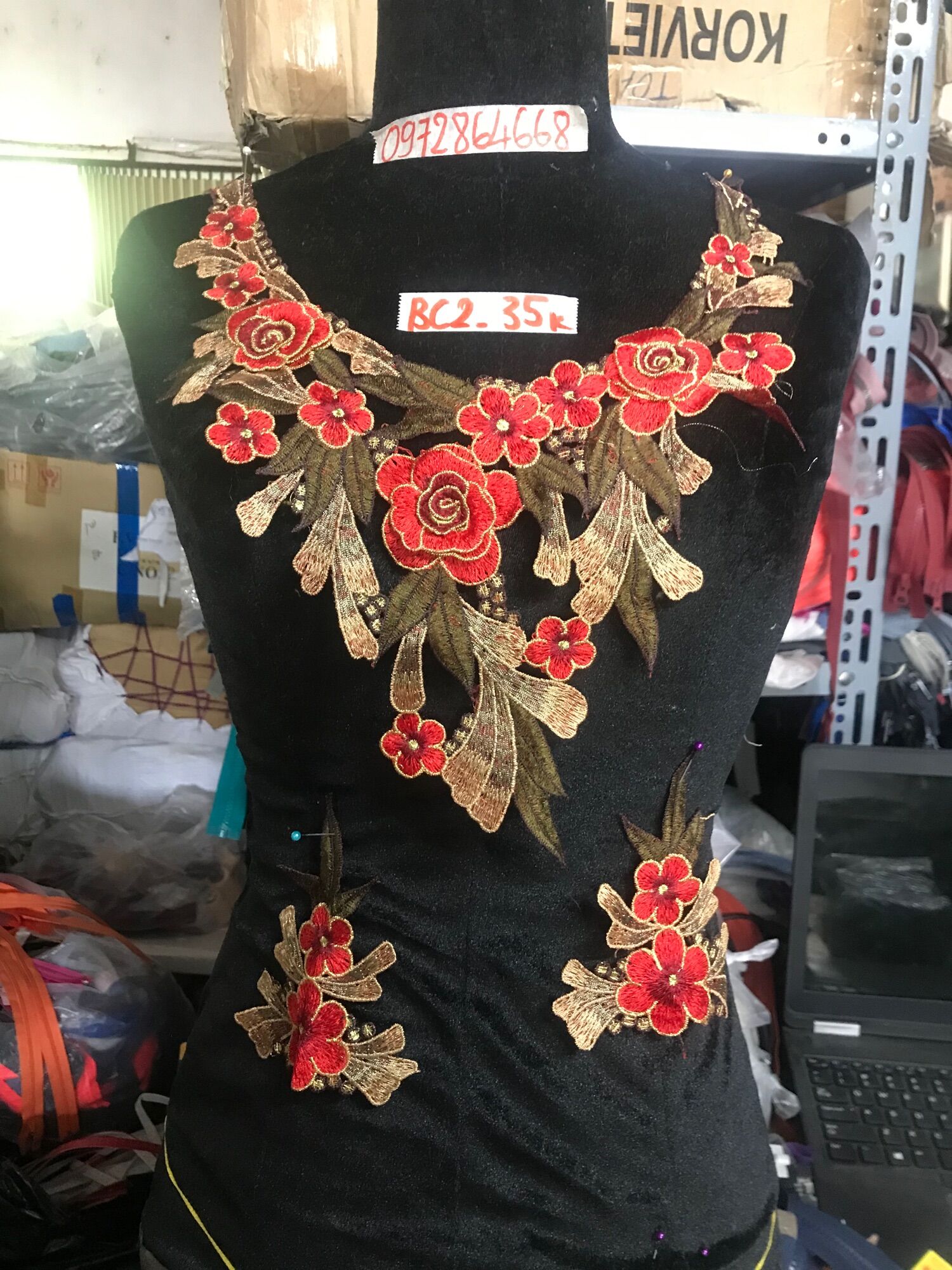 Ren bộ cổ áo và 2 tay thêu