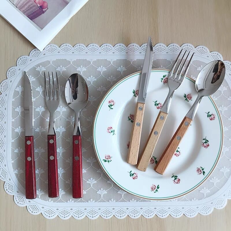 Set dao, thìa, nĩa cán gỗ phong cách Hàn Quốc.
