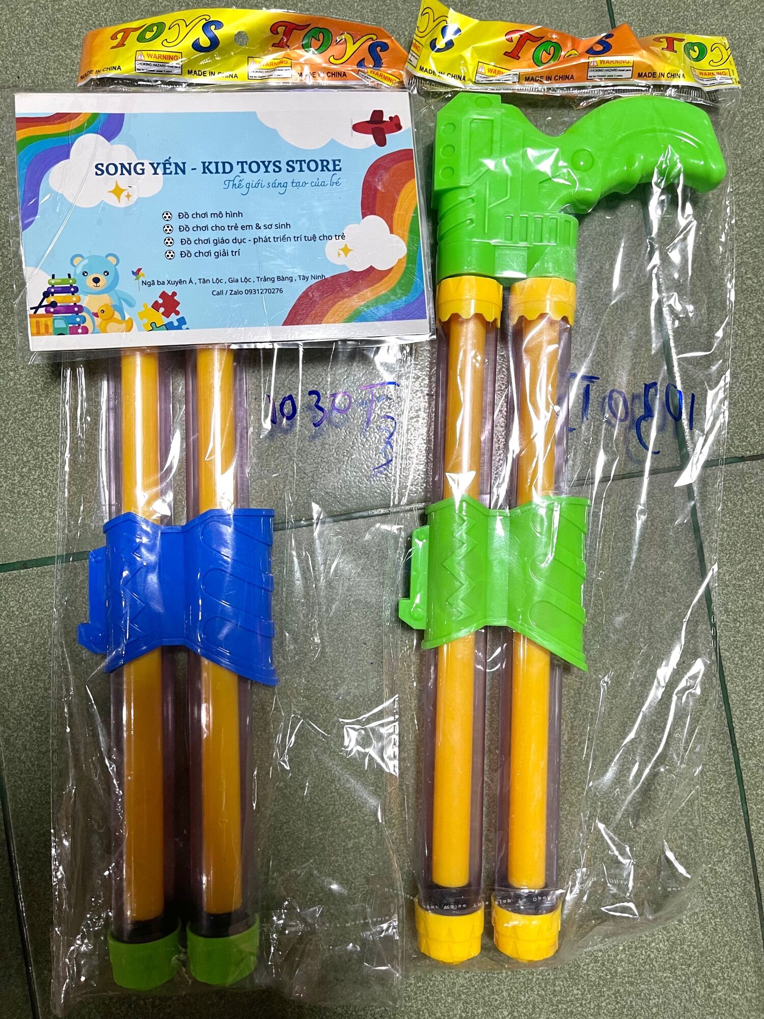 Súng nước 2 trục / súng bắn nước đi biển cho bé