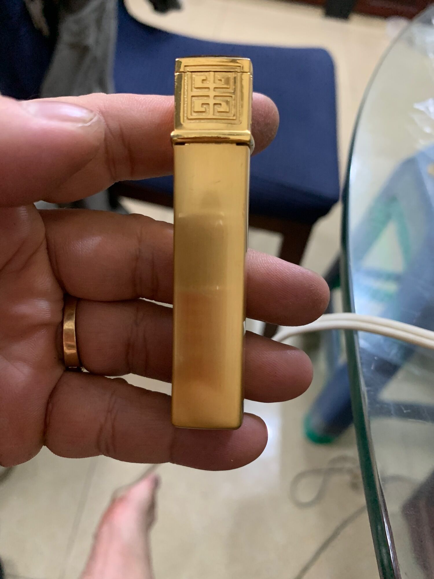 Bật lửa Givenchy vàng.