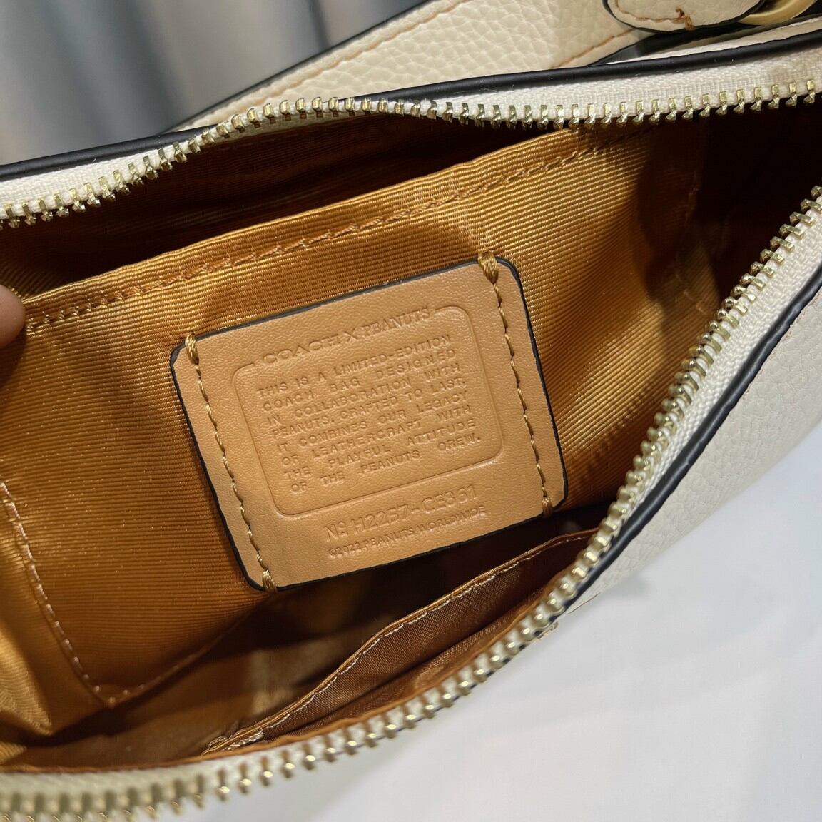 Coach X Peanuts Teri Shoulder kẹp nách sang chảnh