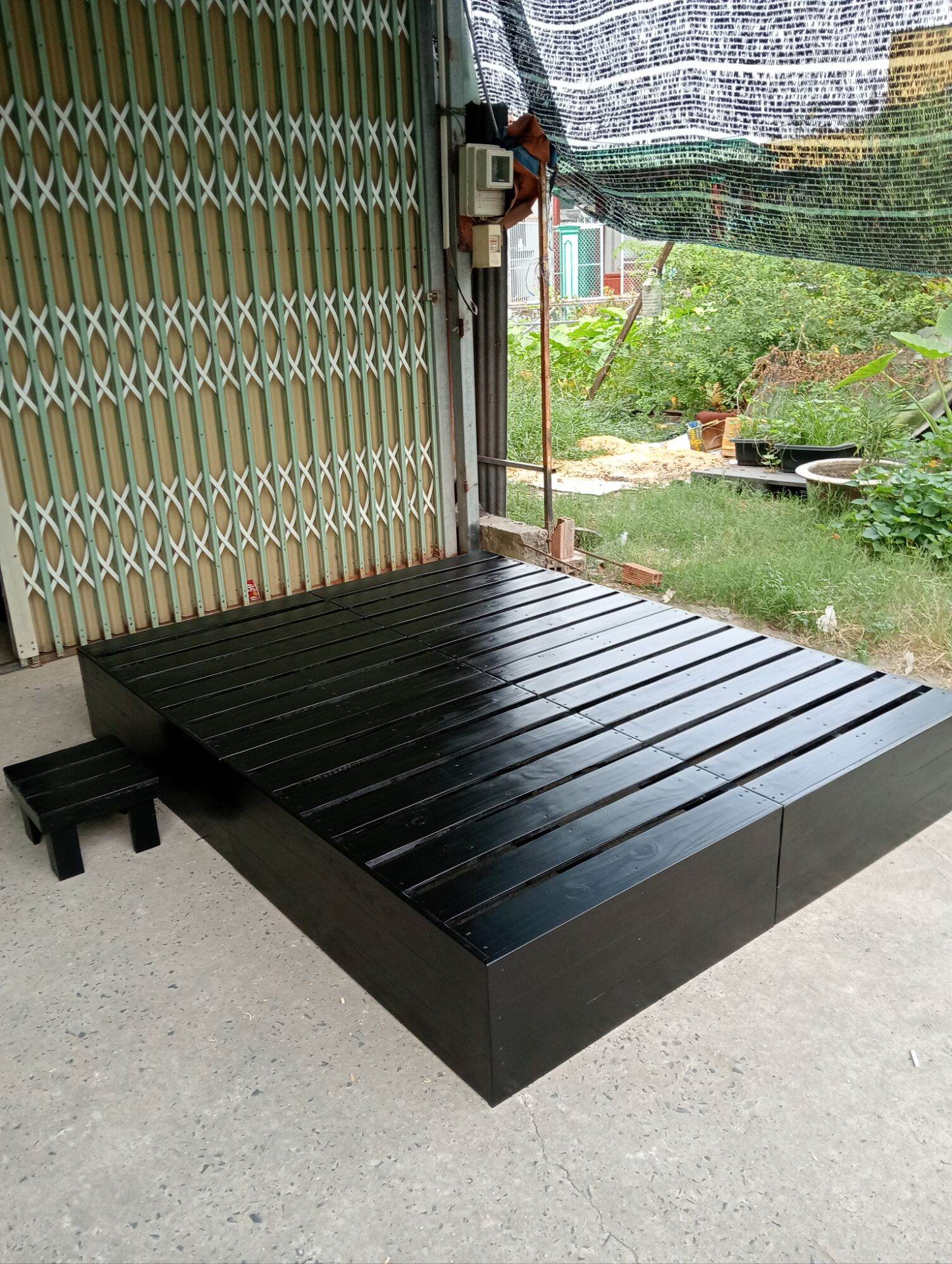 giường pallet gỗ thông 1m8×2m  cao 30phân kín chân hộp sơn Pu màu đen