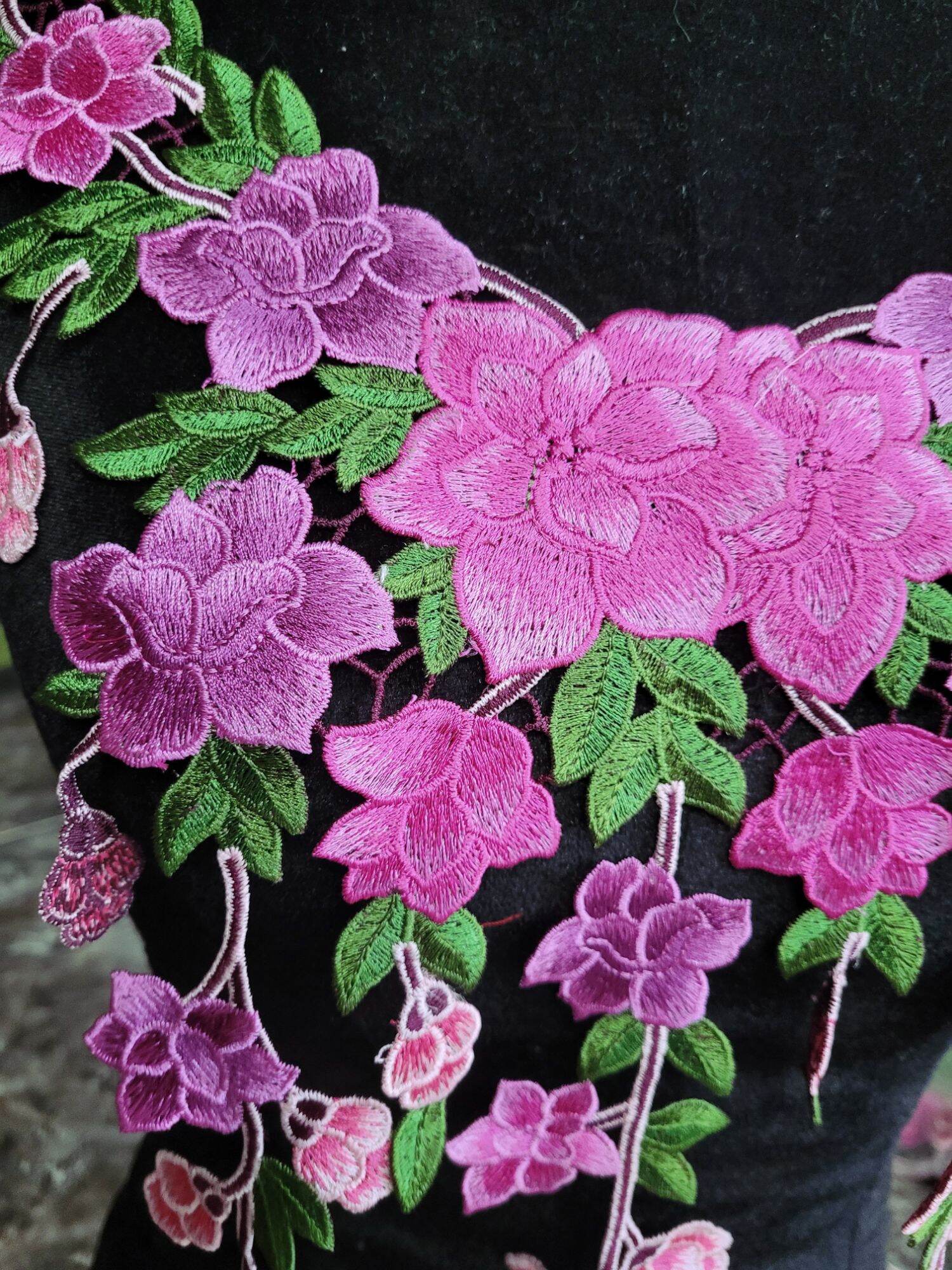 Cổ, hoa thêu 2 bên màu tím hồng BC07