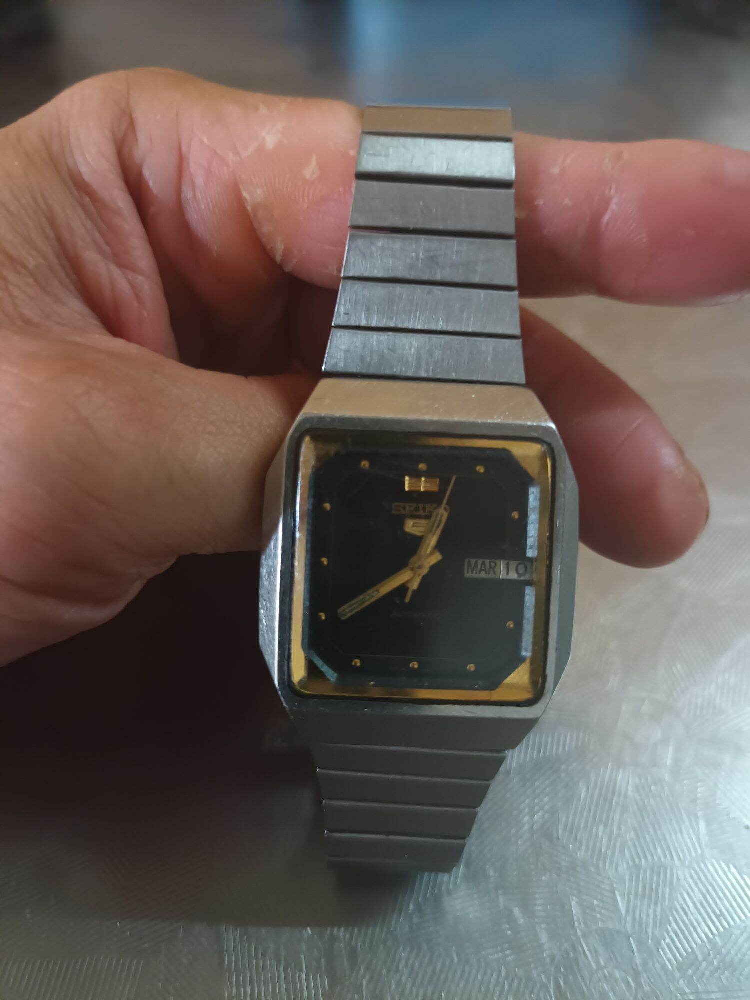 Đồng hồ đeo tay Seiko 5 chém cạnh cổ máy 7009