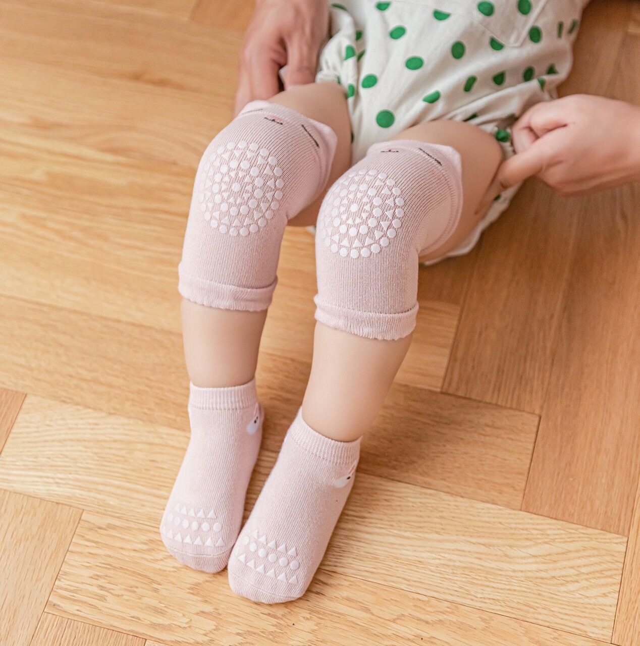 Set vớ + tất tập bò cho bé chống trợt