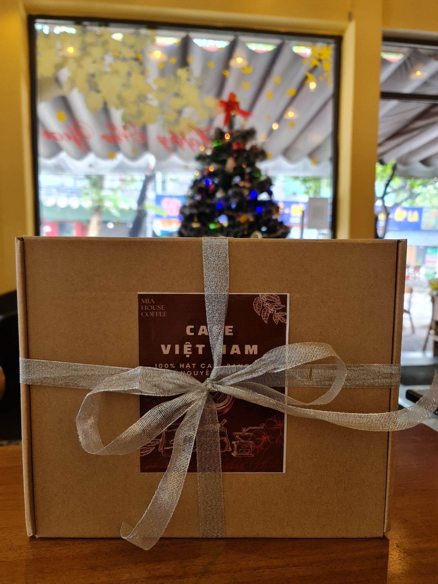 Hộp quà cafe phin giấy tiện lợi 12 ngày : 12 gói cafe phin giấy, 12 que đường tiện lợi, 1 túi thơm cafe nguyên chất không tẩm, 1ly thủy tinh cafe