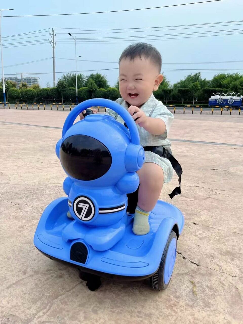 Xe điện xoay 360 mẫu phi hành gia