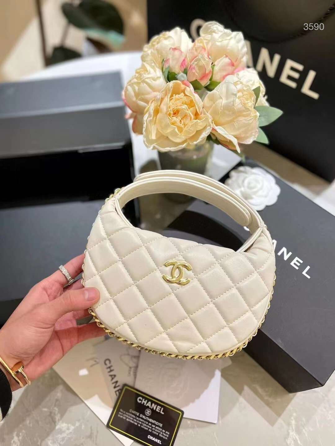 Vì sao túi Chanel Hobo Gabrielle chưa hết hot  Vy Luxury