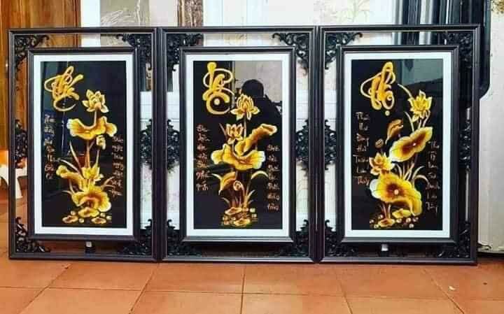 Bộ tranh phúc lộc thọ hoa sen vàng 1 bộ gồm 3 bức tất cả "đã thêu sẵn" về chỉ việc đóng khung.