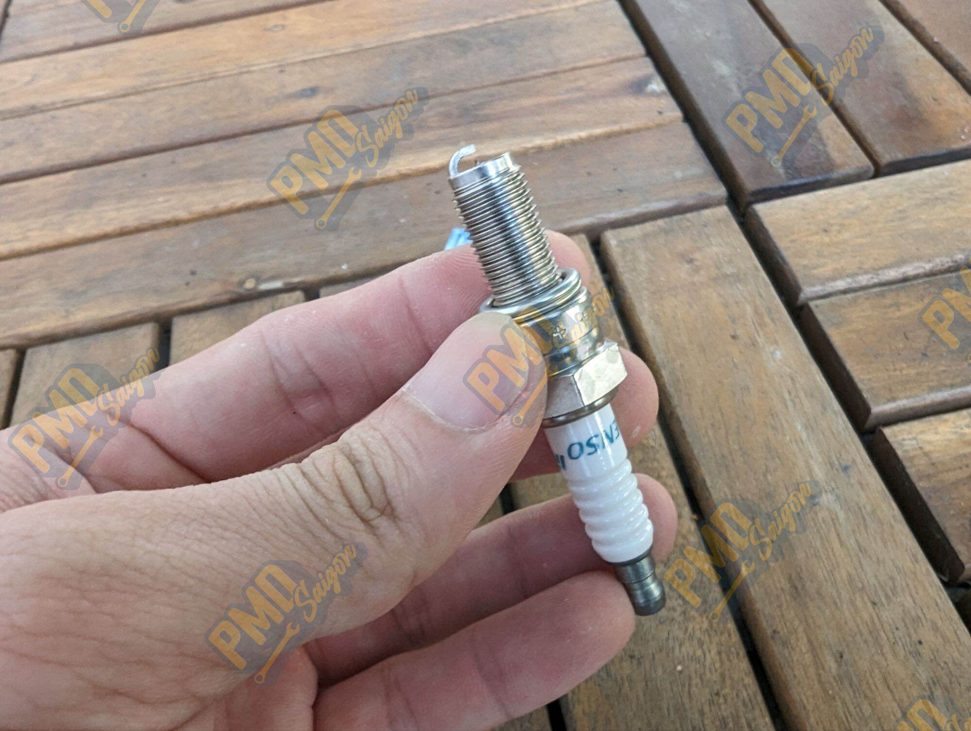 Bugi Denso Iridium Power - IU24 (chân dài)