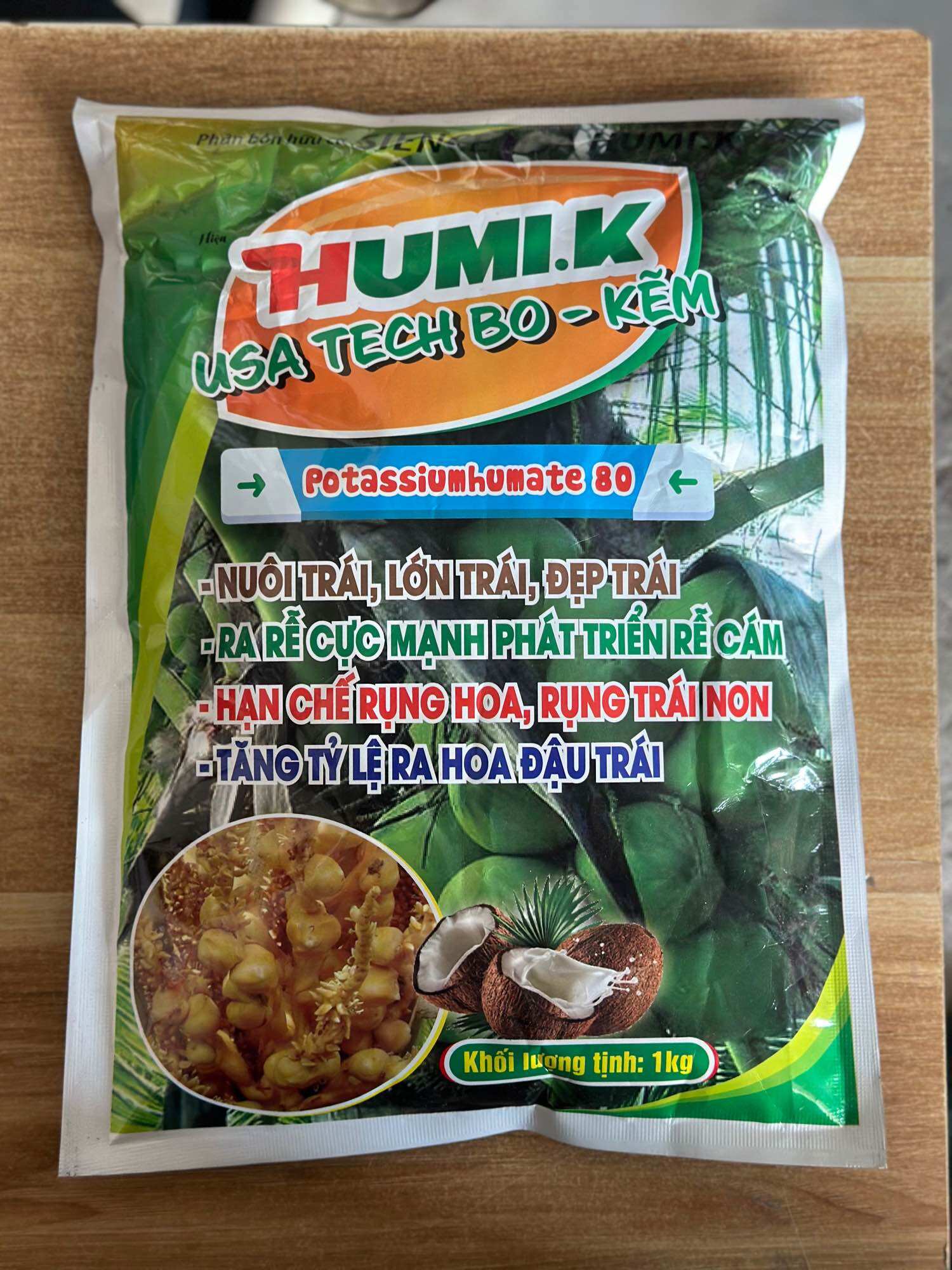 Humic chuyên dừa, hỗ trợ cây dừa ra rễ mạnh, tăng khả năng đậu quả, túi 1kg